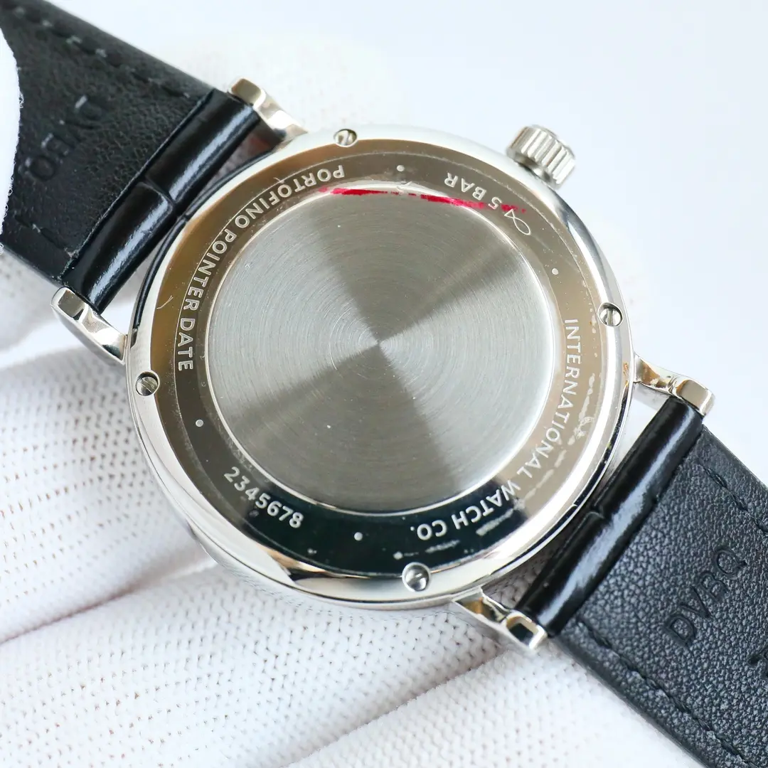 IWCトフィノR74シルバーアナログカレンダー機能ユニバーサルムーンフェイズ。メンズウォッチ（6ポジション・トゥルーカレンダー・24時間日・月・星機能付き）シンプルでエレガントな雰囲気が人気のフォーマルスタイルの腕時計！6ポジションの文字盤は最新のカレンダーディスクです！39mmケースはオリジナルと同じです！ケース39mmはオリジナルと同じ！丸みを帯びたふっくらとした佇まいで、ディテールもしっかりとしています！非常に美しい！ダイヤルダブル占いサファイアクリスタルアンチグレアコーティングダイヤル最も古典的な柳葉針トップ工芸ダイヤルを使用しています！慎重に細工され、完璧に復元！ムーブメント輸入2824-2ムーブメントの排他的な使用（同じレベルで最薄を達成するための精密技術）！正確で耐久性のある計時！ほとんど手直しなし！インポートされたリダイタリアのカーフレザーと 着用者の優れた着用体験に優れた品質を確保するために排他的な慎重にカスタマイズされた生産 🎮 S1絶妙な推奨メンズ機械式時計3針ムーンフェイズ