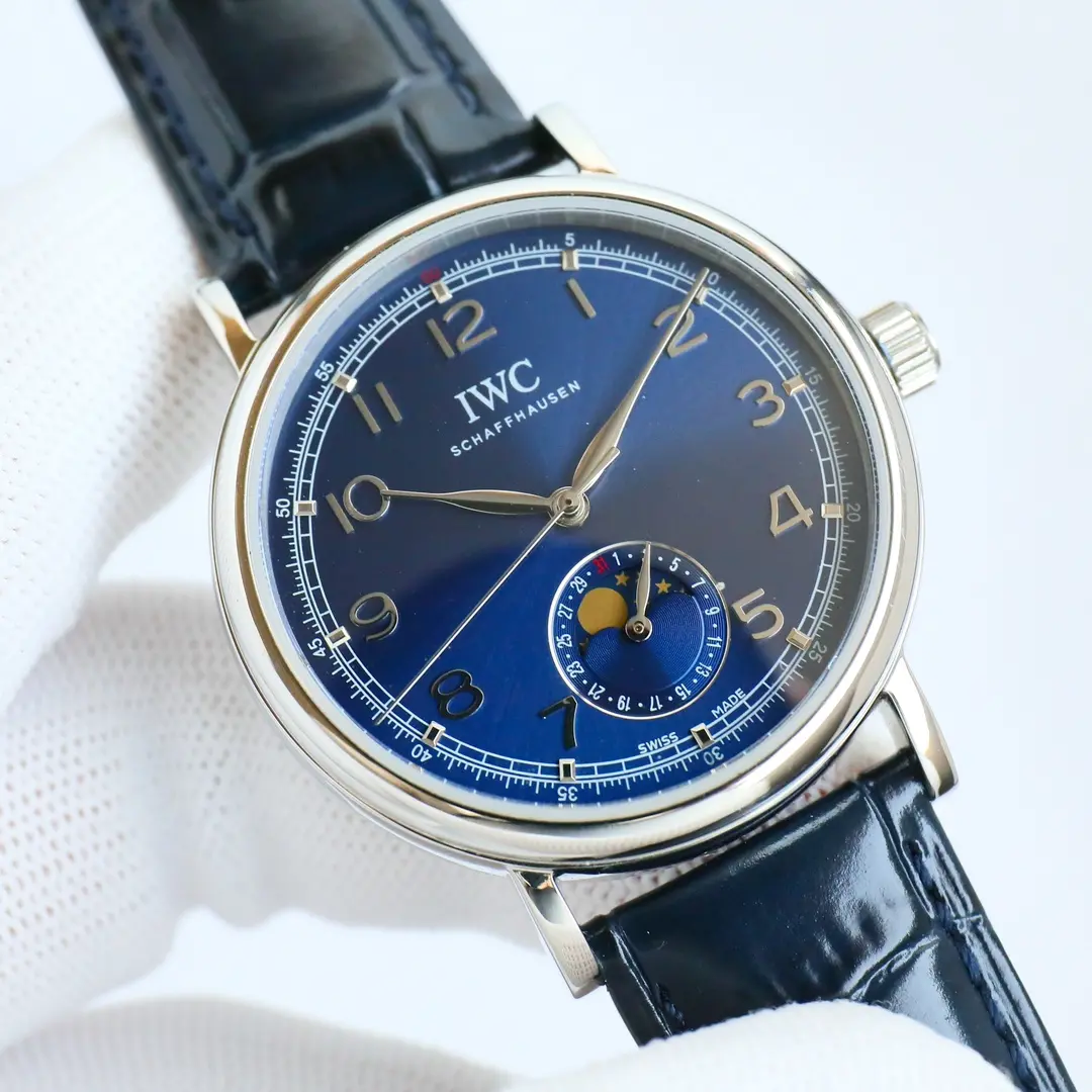 IWC Tofino R74 Silver Analogue Calendar Function Universal Moonphase. Montre pour homme (calendrier réel à 6 positions avec fonction soleil, lune et étoiles sur 24 heures) L'atmosphère la plus populaire, simple et élégante de la montre de style formel ! Le cadran à 6 positions est le dernier disque de calendrier ! Le boîtier de 39 mm est identique à l'original ! Le boîtier de 39 mm est identique à l'original ! Le boîtier de 39 mm est identique à l'original. Il donne une apparence arrondie et complète avec des détails en place. Très belle ! Cadran double divination cristal de saphir anti-reflet cadran en utilisant le plus classique feuille de saule aiguille supérieure cadran artisanal ! Fabriqué avec soin et parfaitement restauré ! Mouvement : utilisation exclusive du mouvement importé 2824-2 (technologie de précision pour atteindre le niveau le plus fin) ! Chronométrage précis et durable ! Presque aucune retouche ! Avec le cuir de veau italien importé Lida Production exclusive soigneusement personnalisée pour assurer une qualité supérieure à l'utilisateur excellente expérience de port 🎮 S1 exquise recommandée montres mécaniques pour hommes trois aiguilles phase de lune.