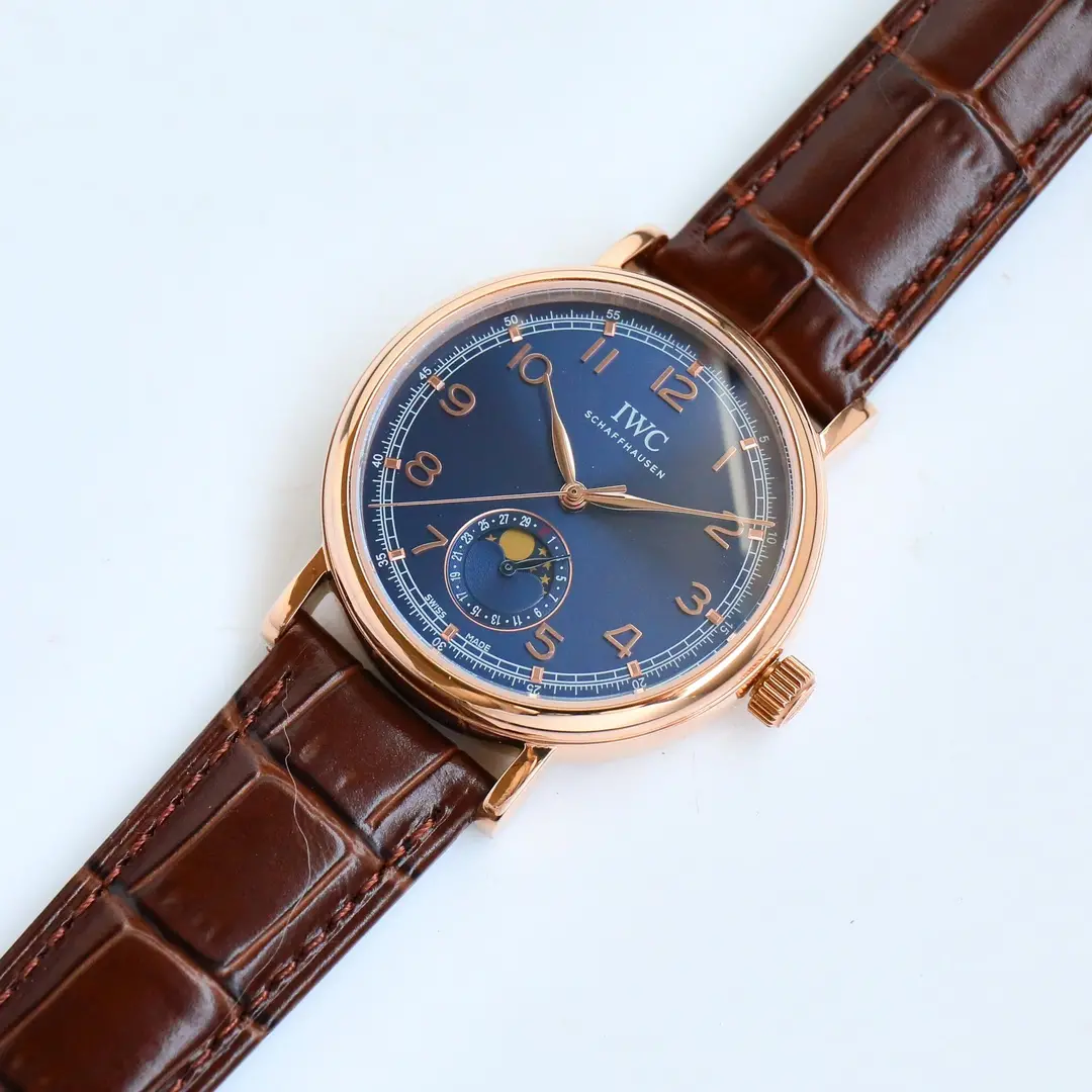 IWC Portofino R74 Rose Gold Analogue Calendar Function Universal Moonphase. Montre pour homme (calendrier réel à 6 positions avec fonction soleil, lune et étoiles sur 24 heures) La montre la plus populaire, simple et élégante, de style formel ! Le cadran à 6 positions est le dernier disque de calendrier ! Le boîtier de 39 mm est identique à l'original ! Le boîtier de 39 mm est identique à l'original ! Le boîtier de 39 mm est identique à l'original. Il donne une apparence arrondie et complète avec des détails en place. Très belle ! Cadran double divination cristal de saphir anti-reflet cadran utilisant la plus classique feuille de saule aiguille supérieure cadran artisanal ! Fabriqué avec soin et parfaitement restauré ! Mouvement : utilisation exclusive du mouvement importé 2824-2 (technologie de précision pour atteindre le niveau le plus fin) ! Chronométrage précis et durable ! Presque aucune retouche ! Avec le cuir de veau italien importé Lida Production exclusive soigneusement personnalisée pour assurer une qualité supérieure à l'utilisateur excellente expérience de port 🎮 S1 exquise recommandée montres mécaniques pour hommes trois aiguilles phase de lune.