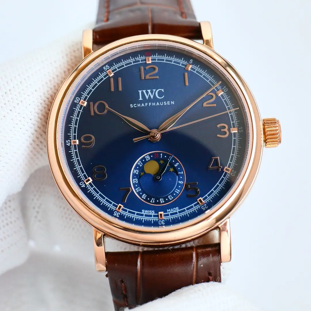 IWC Portofino R74 Rose Gold Analogue Calendar Function Universal Moonphase. Montre pour homme (calendrier réel à 6 positions avec fonction soleil, lune et étoiles sur 24 heures) La montre la plus populaire, simple et élégante, de style formel ! Le cadran à 6 positions est le dernier disque de calendrier ! Le boîtier de 39 mm est identique à l'original ! Le boîtier de 39 mm est identique à l'original ! Le boîtier de 39 mm est identique à l'original. Il donne une apparence arrondie et complète avec des détails en place. Très belle ! Cadran double divination cristal de saphir anti-reflet cadran utilisant la plus classique feuille de saule aiguille supérieure cadran artisanal ! Fabriqué avec soin et parfaitement restauré ! Mouvement : utilisation exclusive du mouvement importé 2824-2 (technologie de précision pour atteindre le niveau le plus fin) ! Chronométrage précis et durable ! Presque aucune retouche ! Avec le cuir de veau italien importé Lida Production exclusive soigneusement personnalisée pour assurer une qualité supérieure à l'utilisateur excellente expérience de port 🎮 S1 exquise recommandée montres mécaniques pour hommes trois aiguilles phase de lune.