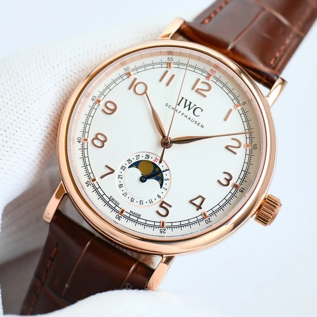 IWC Portofino R74 Rose Gold Analogue Calendar Function Universal Moonphase. Montre pour homme (calendrier réel à 6 positions avec fonction soleil, lune et étoiles sur 24 heures) La montre la plus populaire, simple et élégante, de style formel ! Le cadran à 6 positions est le dernier disque de calendrier ! Le boîtier de 39 mm est identique à l'original ! Le boîtier de 39 mm est identique à l'original ! Le boîtier de 39 mm est identique à l'original. Il donne une apparence arrondie et complète avec des détails en place. Très belle ! Cadran double divination cristal de saphir anti-reflet cadran utilisant la plus classique feuille de saule aiguille supérieure cadran artisanal ! Fabriqué avec soin et parfaitement restauré ! Mouvement : utilisation exclusive du mouvement importé 2824-2 (technologie de précision pour atteindre le niveau le plus fin) ! Chronométrage précis et durable ! Presque aucune retouche ! Avec le cuir de veau italien importé Lida Production exclusive soigneusement personnalisée pour assurer une qualité supérieure à l'utilisateur excellente expérience de port 🎮 S1 exquise recommandée montres mécaniques pour hommes trois aiguilles phase de lune.