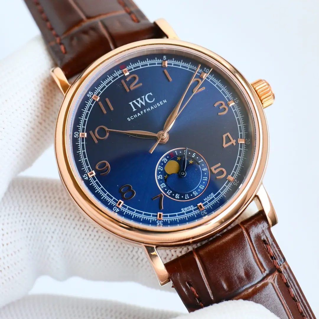 IWC Portofino R74 Rose Gold Analogue Calendar Function Universal Moonphase. Montre pour homme (calendrier réel à 6 positions avec fonction soleil, lune et étoiles sur 24 heures) La montre la plus populaire, simple et élégante, de style formel ! Le cadran à 6 positions est le dernier disque de calendrier ! Le boîtier de 39 mm est identique à l'original ! Le boîtier de 39 mm est identique à l'original ! Le boîtier de 39 mm est identique à l'original. Il donne une apparence arrondie et complète avec des détails en place. Très belle ! Cadran double divination cristal de saphir anti-reflet cadran utilisant la plus classique feuille de saule aiguille supérieure cadran artisanal ! Fabriqué avec soin et parfaitement restauré ! Mouvement : utilisation exclusive du mouvement importé 2824-2 (technologie de précision pour atteindre le niveau le plus fin) ! Chronométrage précis et durable ! Presque aucune retouche ! Avec le cuir de veau italien importé Lida Production exclusive soigneusement personnalisée pour assurer une qualité supérieure à l'utilisateur excellente expérience de port 🎮 S1 exquise recommandée montres mécaniques pour hommes trois aiguilles phase de lune.