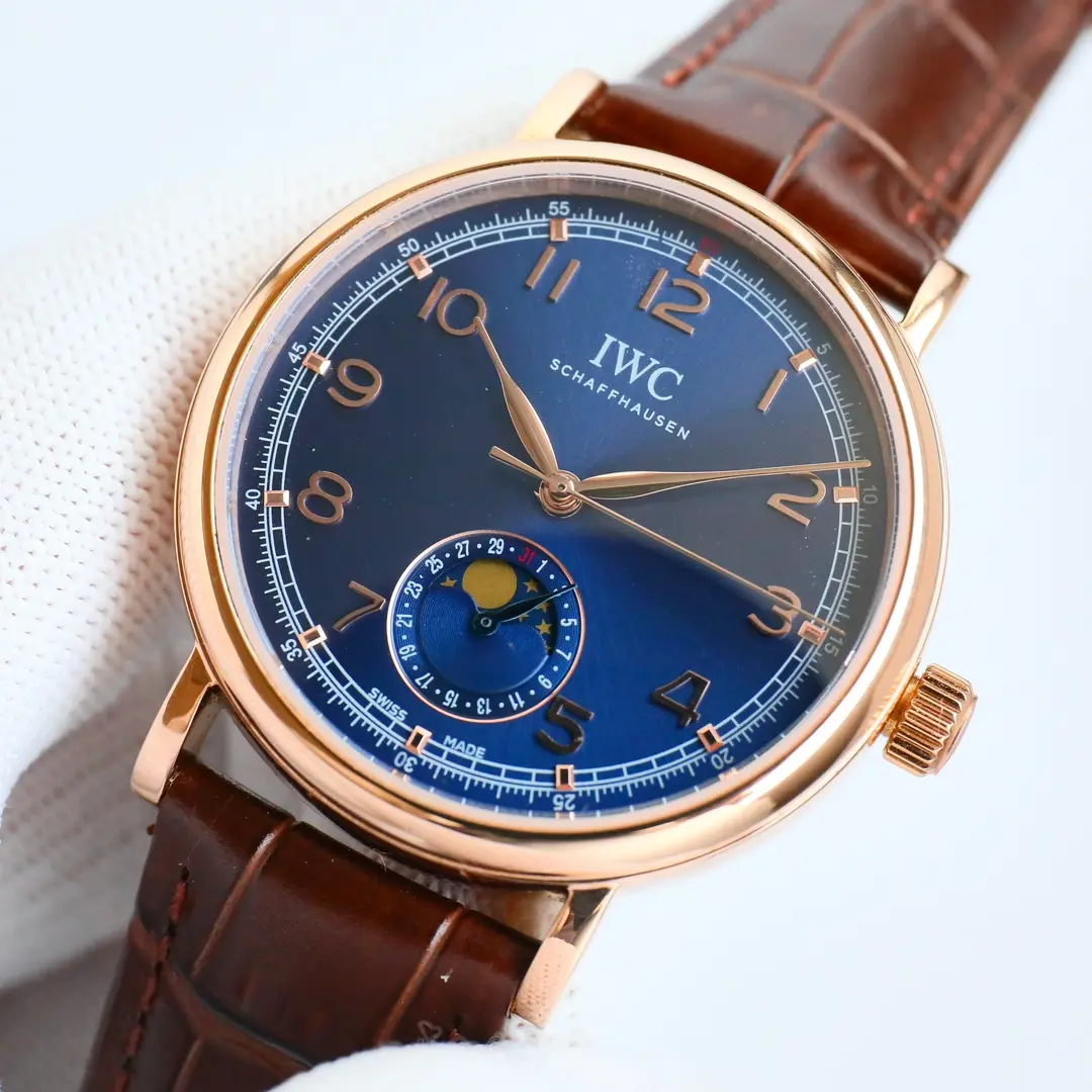 IWC Portofino R74 Rose Gold Analogue Calendar Function Universal Moonphase. Montre pour homme (calendrier réel à 6 positions avec fonction soleil, lune et étoiles sur 24 heures) La montre la plus populaire, simple et élégante, de style formel ! Le cadran à 6 positions est le dernier disque de calendrier ! Le boîtier de 39 mm est identique à l'original ! Le boîtier de 39 mm est identique à l'original ! Le boîtier de 39 mm est identique à l'original. Il donne une apparence arrondie et complète avec des détails en place. Très belle ! Cadran double divination cristal de saphir anti-reflet cadran utilisant la plus classique feuille de saule aiguille supérieure cadran artisanal ! Fabriqué avec soin et parfaitement restauré ! Mouvement : utilisation exclusive du mouvement importé 2824-2 (technologie de précision pour atteindre le niveau le plus fin) ! Chronométrage précis et durable ! Presque aucune retouche ! Avec le cuir de veau italien importé Lida Production exclusive soigneusement personnalisée pour assurer une qualité supérieure à l'utilisateur excellente expérience de port 🎮 S1 exquise recommandée montres mécaniques pour hommes trois aiguilles phase de lune.