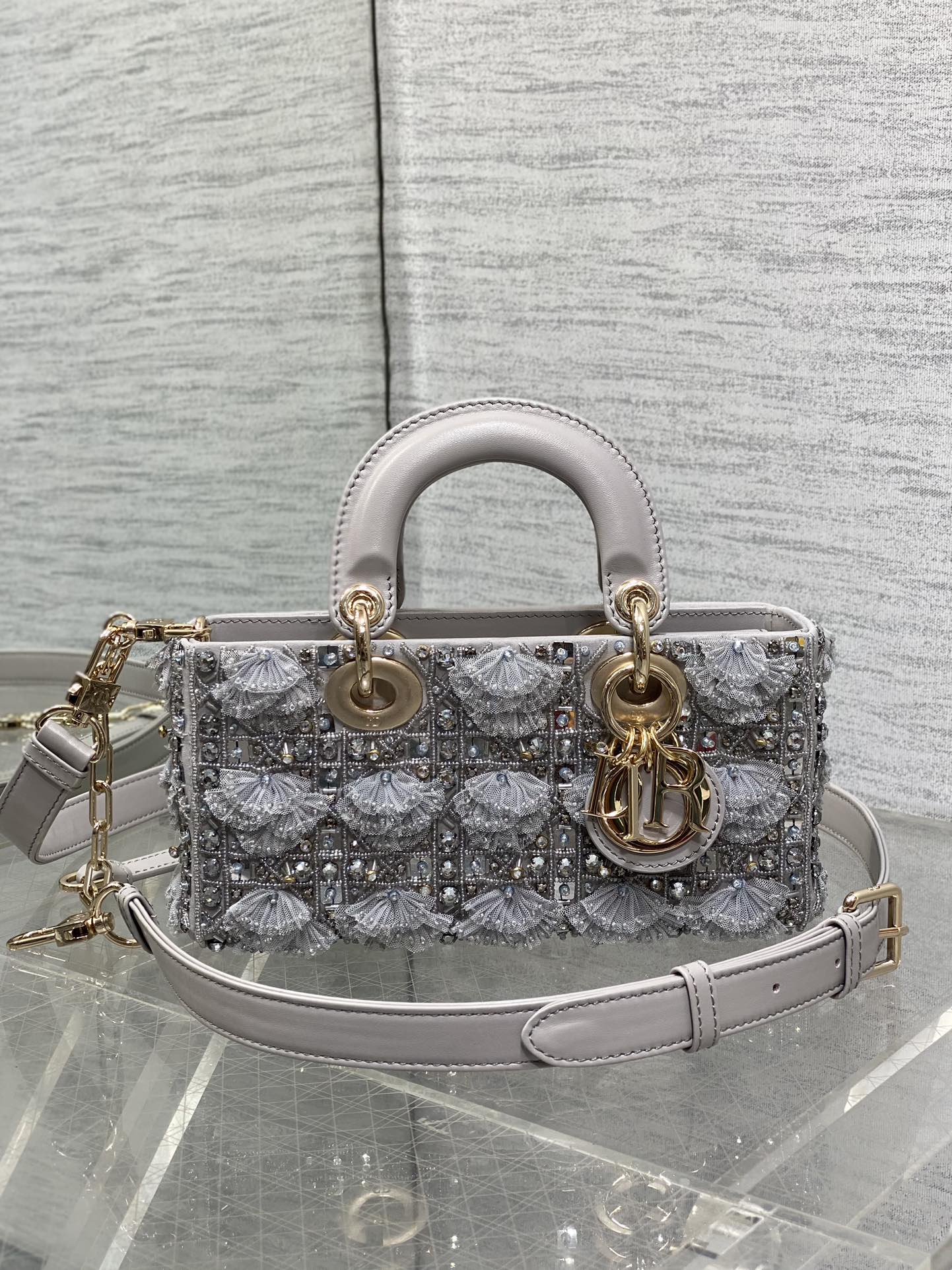 P2960Lady art limited edition heavy bead embroidery manpower a necessary horizontal small bag 😍 charming and elegant and full of gas field 💃🏻 crossbody hand carry is also a woman full of classic fashion style ins and many fashion icons are manually a beautiful bag do not miss oh ❤️size: 22cm