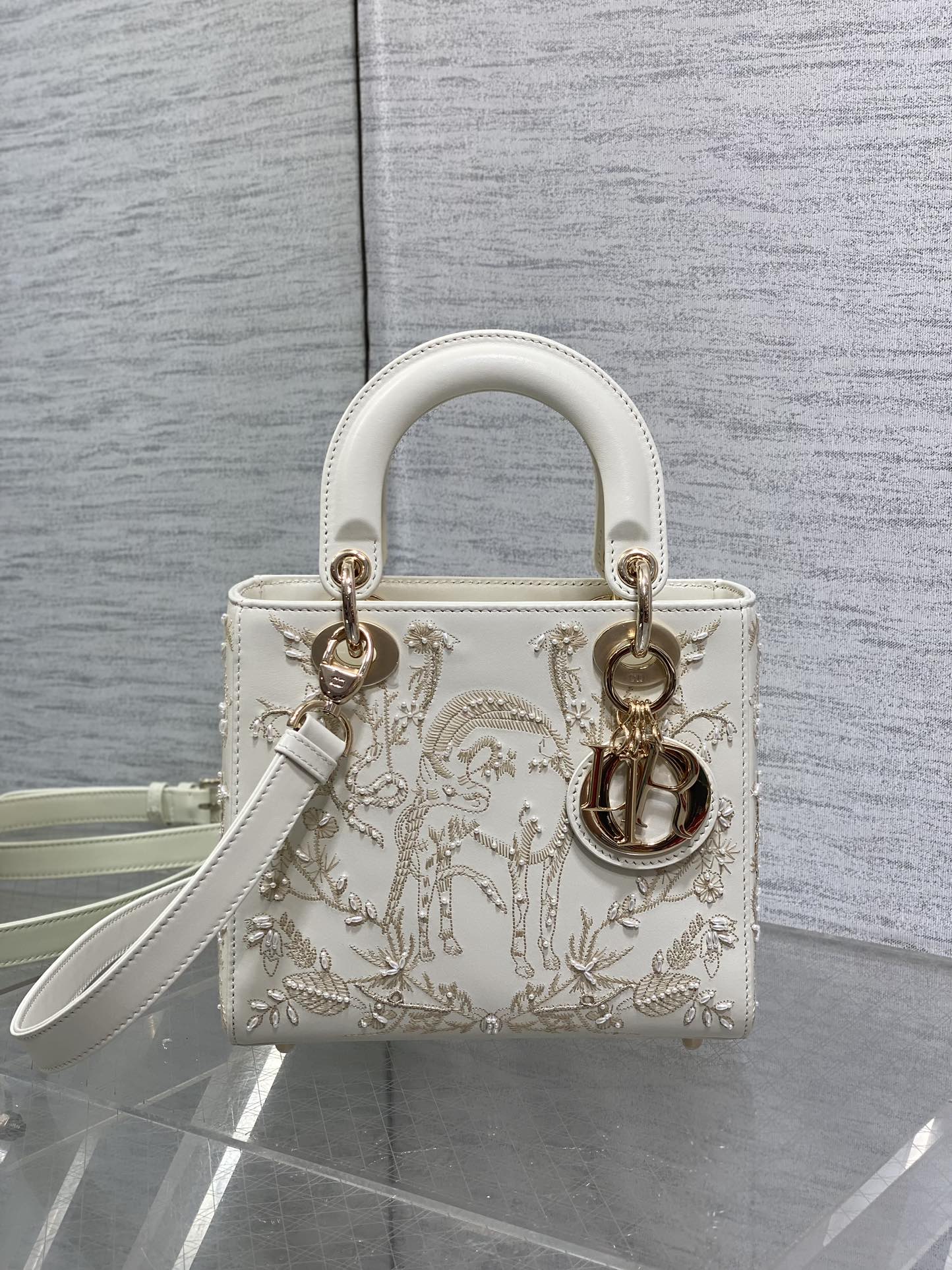 P2300Lady Christmas limited edition embroidered unicorn 🦄 manpower a must-have toffee bag 😍 charming and elegant and full of air 💃🏻 crossbody hand-carry is also a woman's taste full of classic fashion styles ins and many fashion icons are manually a beautiful bag do not miss it oh ❤️size: 20cm