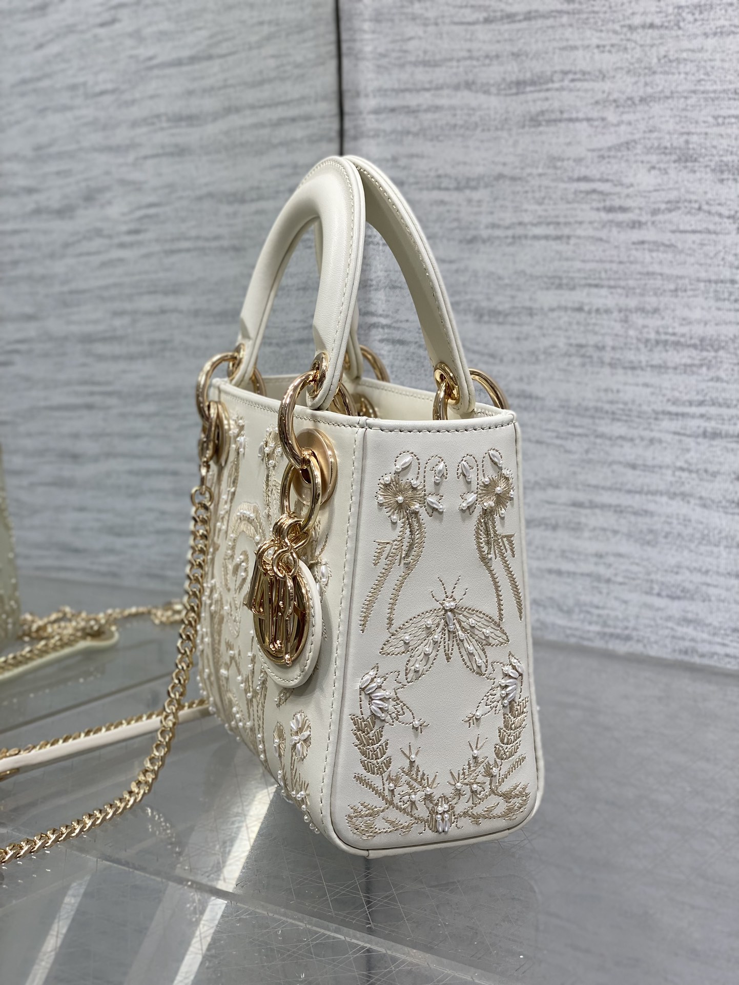 P2060Lady Christmas limited edition embroidered unicorn 🦄 manpower a must-have toffee bag 😍 charming and elegant and full of gas field 💃🏻 crossbody hand-carry is also a woman's taste full of classic fashion styles ins and many fashion icons are manually a beautiful bag do not miss it oh ❤️Size: 17cm