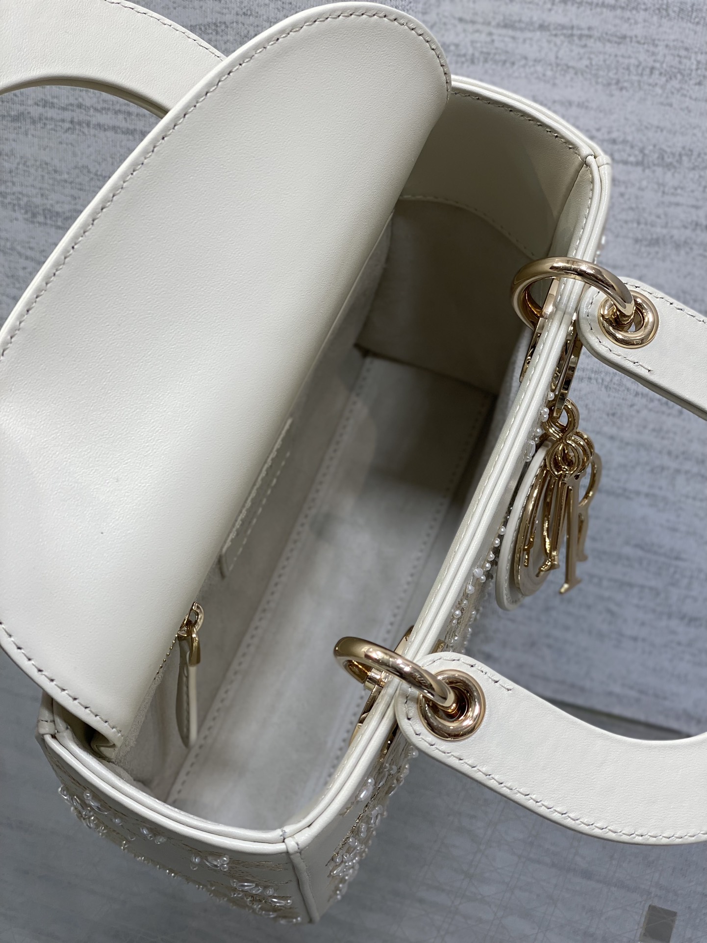 P2300Dama de Navidad de edición limitada bordado unicornio 🦄 manpower un must-have bolsa de caramelo 😍 encantador y elegante y lleno de aire 💃🏻 crossbody llevar en la mano es también una mujer llena de estilo clásico de la moda ins y muchos iconos de la moda son manualmente una hermosa bolsa no te lo pierdas oh ❤️tamaño: 20cm