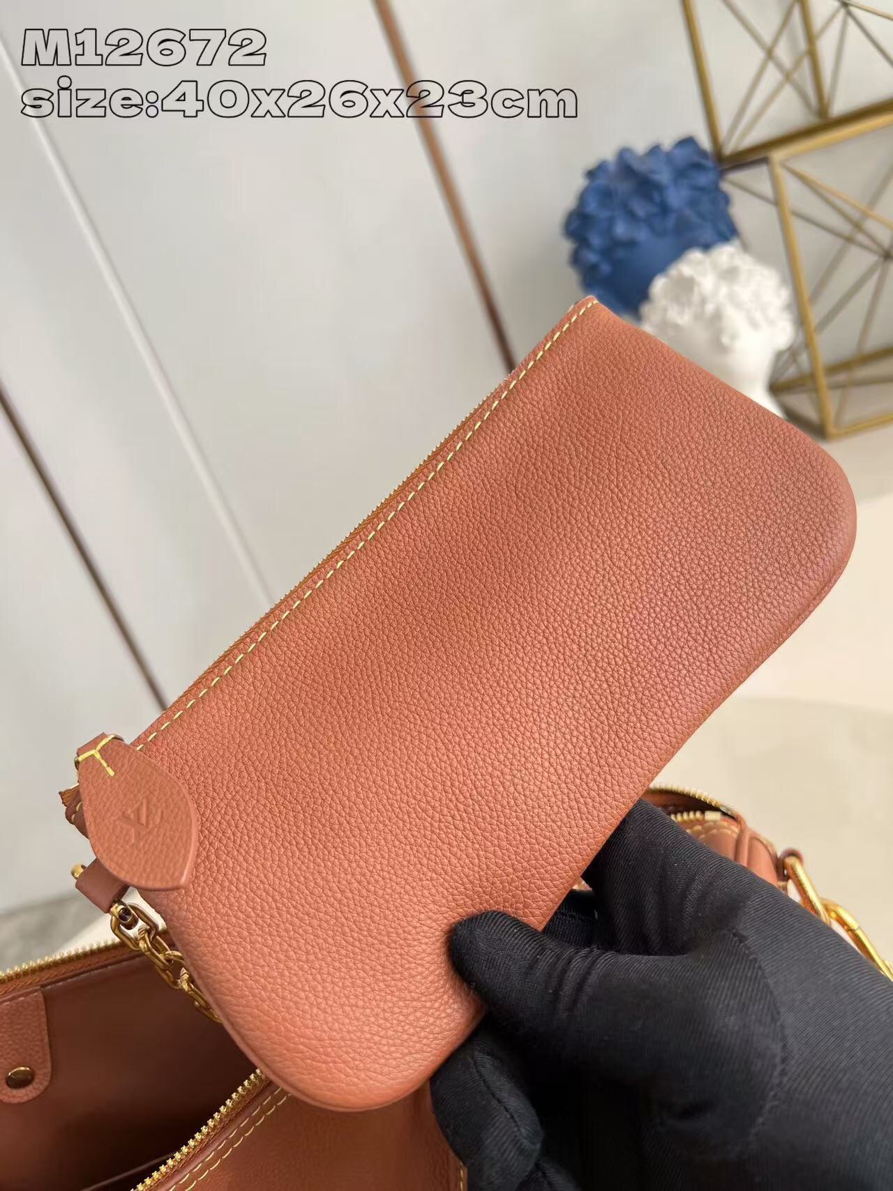 P2100 M12672 Marrón Este lujoso bolso Speedy Bandoulière 40 está confeccionado en piel de ternero ultrasuave y cuenta con un rico forro de piel de cordero de color coñac Incluye una bolsa de piel desmontable Dos asas superiores enrolladas de piel y una correa para el hombro desmontable y ajustable Para unas opciones de transporte versátiles Tamaño: 40x26x23cm