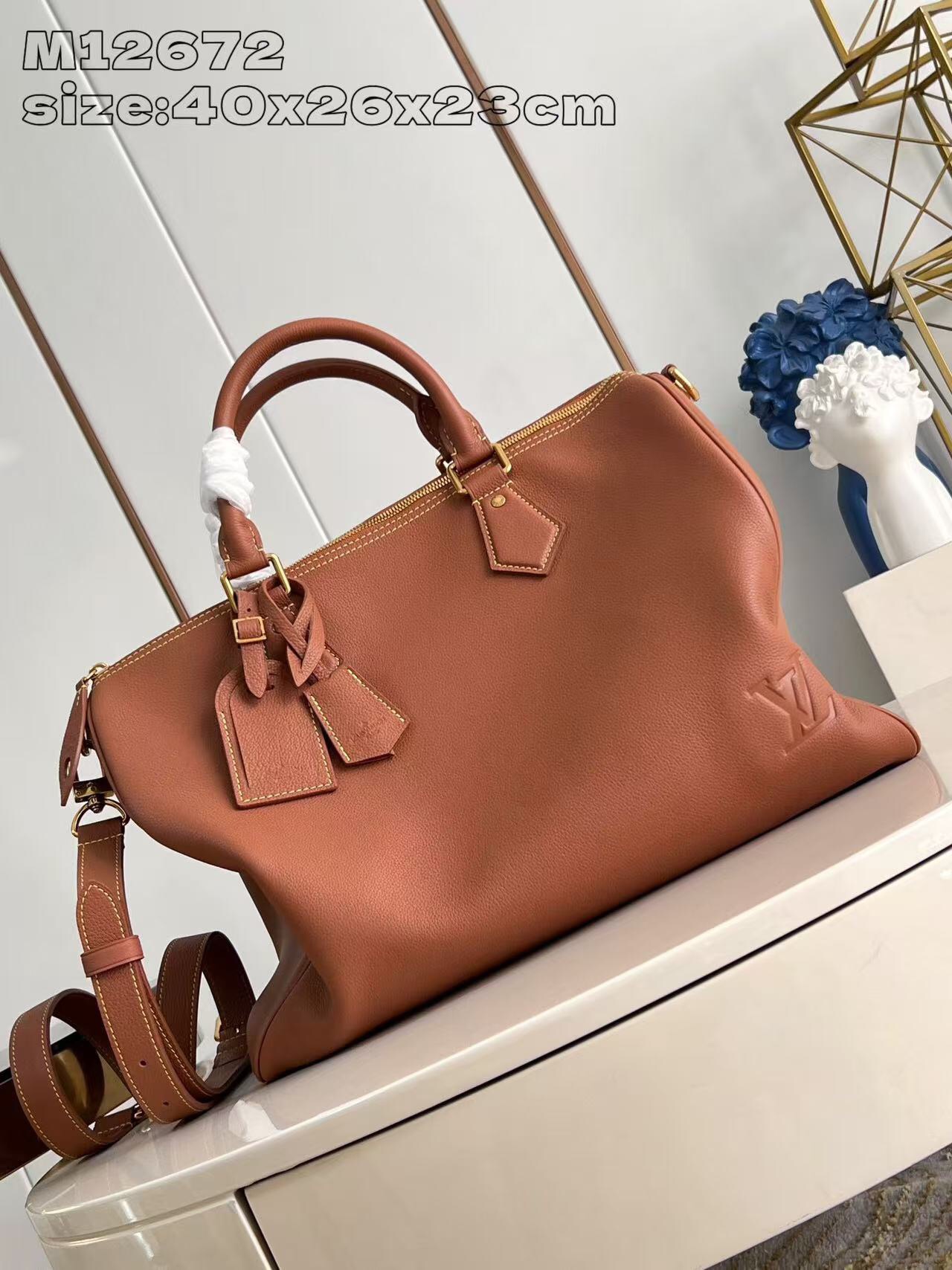 P2100 M12672 Brown This luxurious Speedy Bandoulière 40 handbag is crafted from ultra-soft calfskin and features a rich cognac-colored lambskin liningIncludes a removable leather pouchTwo rolled leather top handles and a removable, adjustable shoulder strapFor versatile carrying optionsMeasurements:40x26x23cm