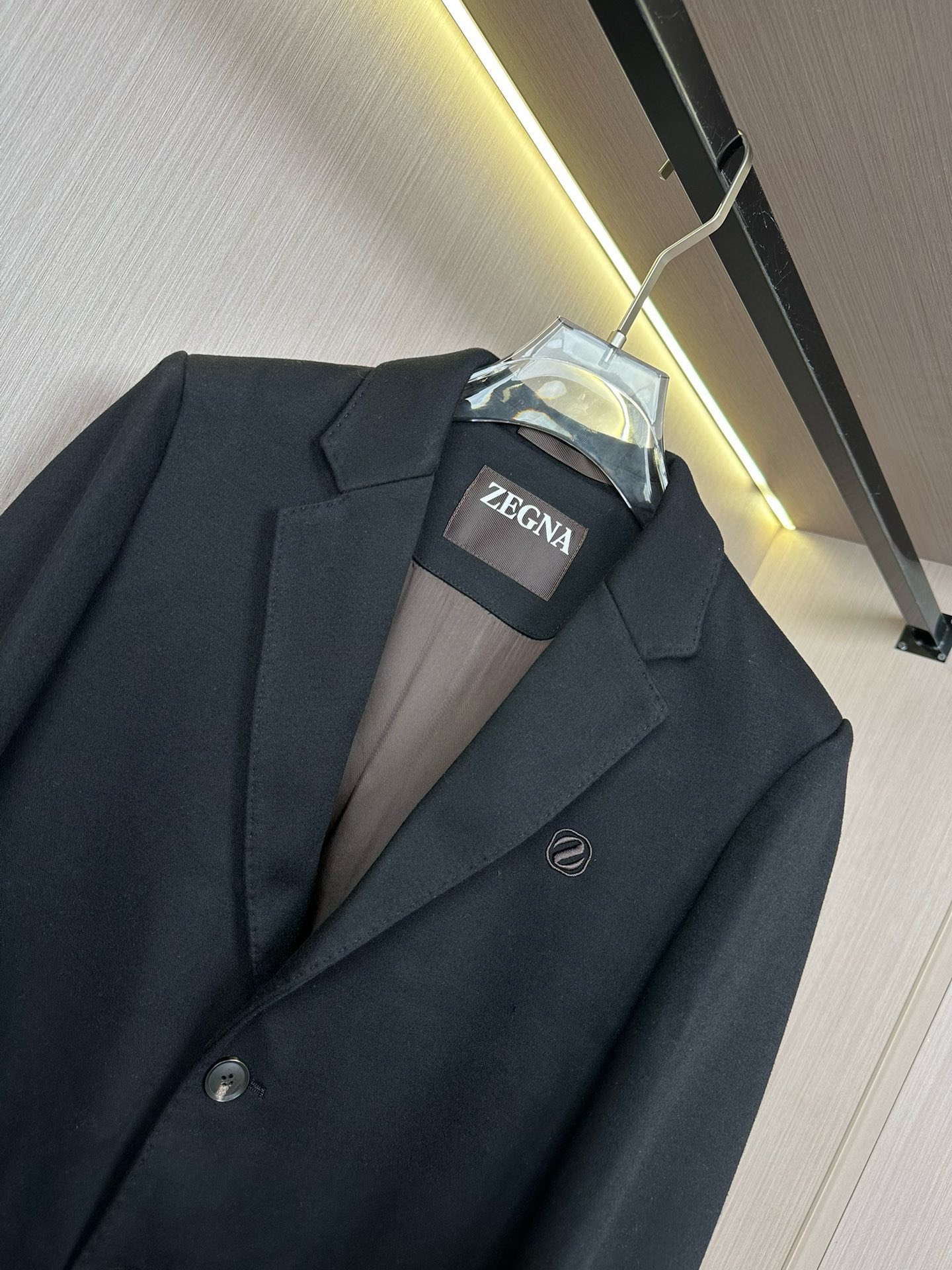 P920 Zegna Zegna Automne/Hiver 2024 Veste de costume décontractée Originaire d'Italie, la marque de luxe haut de gamme est surtout connue pour ses costumes superbement taillés au style sophistiqué qui ont fait de Zegna le favori de nombreux hommes prospères. Il associe l'artisanat traditionnel à l'ingéniosité moderne pour donner vie à l'art du vêtement masculin avec les tissus distinctifs et rêveurs de Zegna, qui sont doux, confortables et ont une brillance naturelle. Le tissu est infroissable et a un aspect drapé et élégant Conception à deux boutons utilisant des boutons en corne de première qualité contrôlés et sérigraphiés à la main Fond solide et résistant à l'usure avec une coupe incurvée Le haut du corps est extrêmement mince et a une élégance intellectuelle Conception simple et mince a un aspect très décontracté et confortable Dans l'ensemble, il est très confortable et naturel C'est le protagoniste de la garde-robe de chacun Taille : M-XXXL Porté jusqu'à 90 kilos