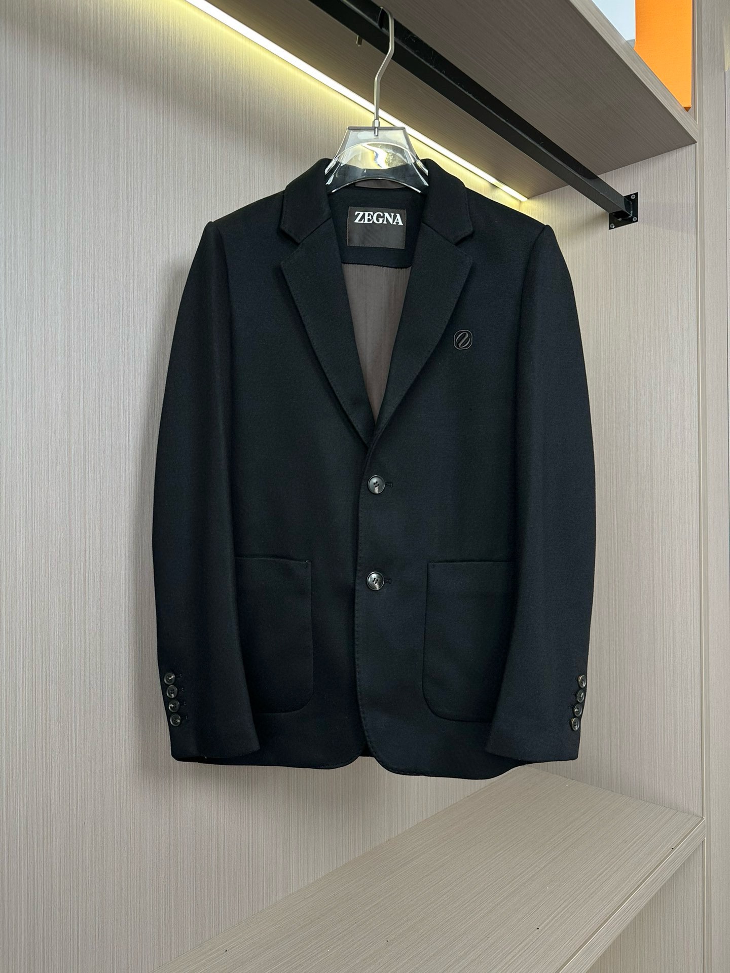 P920 Zegna Zegna Automne/Hiver 2024 Veste de costume décontractée Originaire d'Italie, la marque de luxe haut de gamme est surtout connue pour ses costumes superbement taillés au style sophistiqué qui ont fait de Zegna le favori de nombreux hommes prospères. Il associe l'artisanat traditionnel à l'ingéniosité moderne pour donner vie à l'art du vêtement masculin avec les tissus distinctifs et rêveurs de Zegna, qui sont doux, confortables et ont une brillance naturelle. Le tissu est infroissable et a un aspect drapé et élégant Conception à deux boutons utilisant des boutons en corne de première qualité contrôlés et sérigraphiés à la main Fond solide et résistant à l'usure avec une coupe incurvée Le haut du corps est extrêmement mince et a une élégance intellectuelle Conception simple et mince a un aspect très décontracté et confortable Dans l'ensemble, il est très confortable et naturel C'est le protagoniste de la garde-robe de chacun Taille : M-XXXL Porté jusqu'à 90 kilos