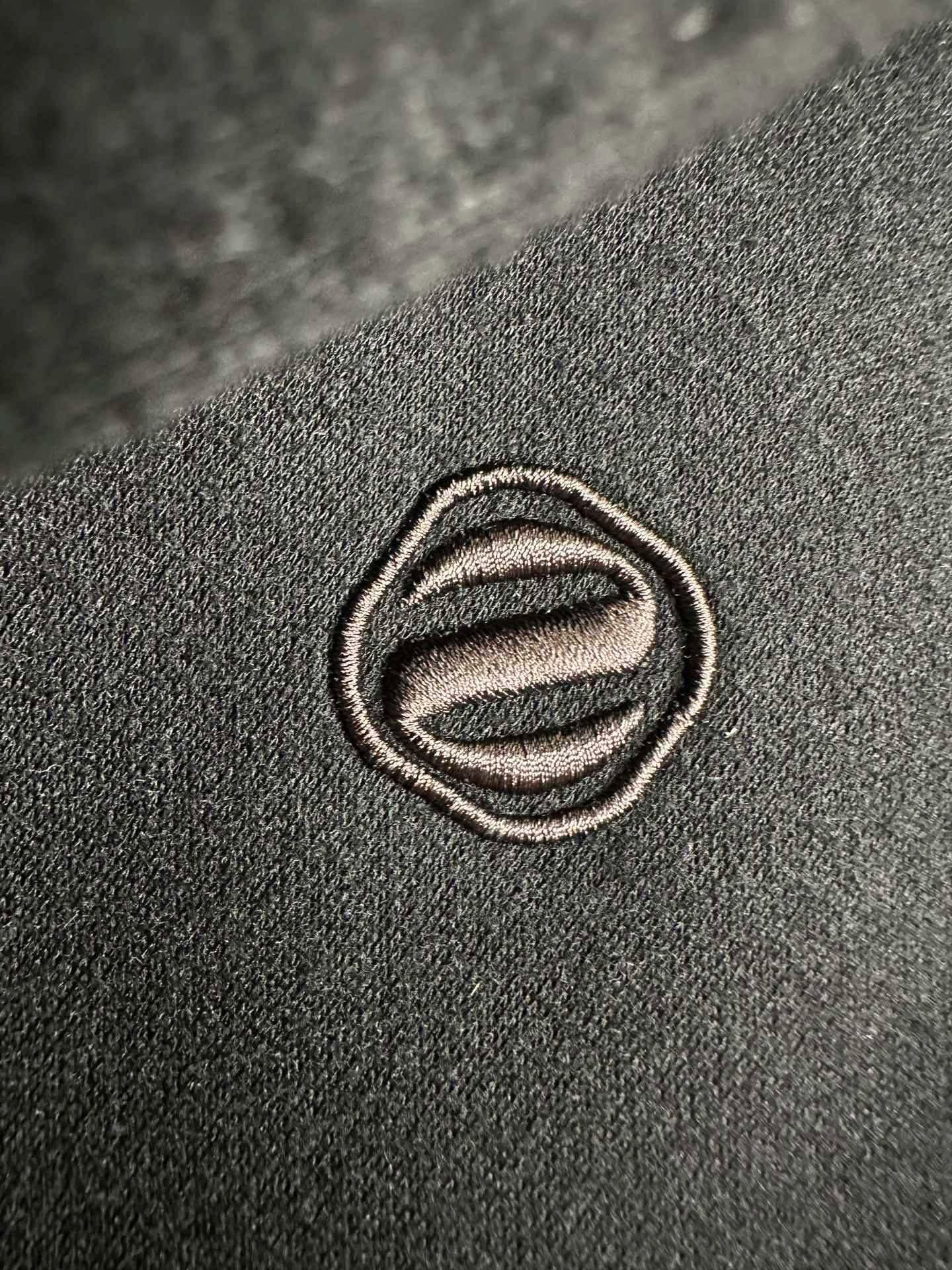 P920 Zegna Zegna Automne/Hiver 2024 Veste de costume décontractée Originaire d'Italie, la marque de luxe haut de gamme est surtout connue pour ses costumes superbement taillés au style sophistiqué qui ont fait de Zegna le favori de nombreux hommes prospères. Il associe l'artisanat traditionnel à l'ingéniosité moderne pour donner vie à l'art du vêtement masculin avec les tissus distinctifs et rêveurs de Zegna, qui sont doux, confortables et ont une brillance naturelle. Le tissu est infroissable et a un aspect drapé et élégant Conception à deux boutons utilisant des boutons en corne de première qualité contrôlés et sérigraphiés à la main Fond solide et résistant à l'usure avec une coupe incurvée Le haut du corps est extrêmement mince et a une élégance intellectuelle Conception simple et mince a un aspect très décontracté et confortable Dans l'ensemble, il est très confortable et naturel C'est le protagoniste de la garde-robe de chacun Taille : M-XXXL Porté jusqu'à 90 kilos