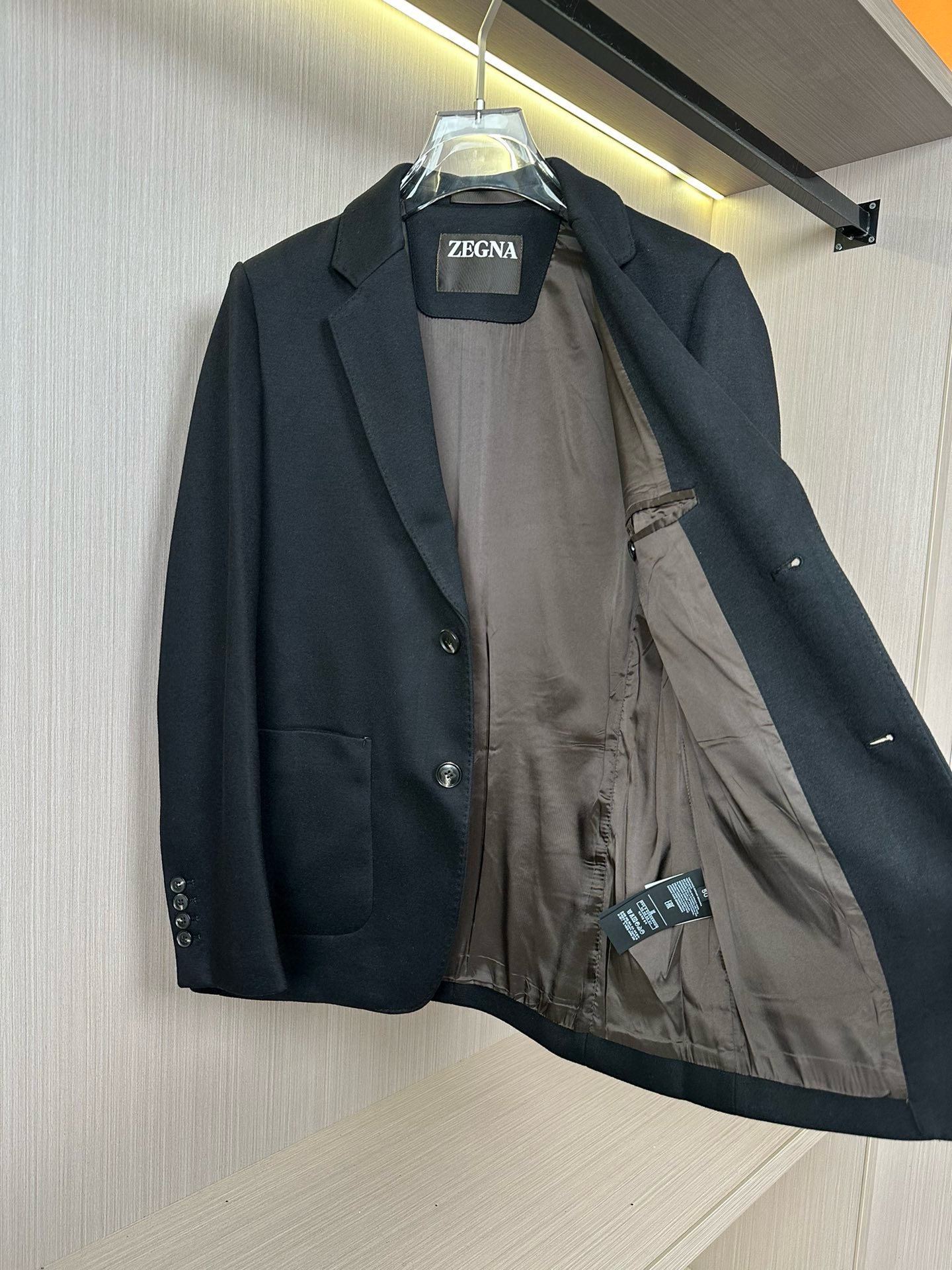 P920 Zegna Zegna Automne/Hiver 2024 Veste de costume décontractée Originaire d'Italie, la marque de luxe haut de gamme est surtout connue pour ses costumes superbement taillés au style sophistiqué qui ont fait de Zegna le favori de nombreux hommes prospères. Il associe l'artisanat traditionnel à l'ingéniosité moderne pour donner vie à l'art du vêtement masculin avec les tissus distinctifs et rêveurs de Zegna, qui sont doux, confortables et ont une brillance naturelle. Le tissu est infroissable et a un aspect drapé et élégant Conception à deux boutons utilisant des boutons en corne de première qualité contrôlés et sérigraphiés à la main Fond solide et résistant à l'usure avec une coupe incurvée Le haut du corps est extrêmement mince et a une élégance intellectuelle Conception simple et mince a un aspect très décontracté et confortable Dans l'ensemble, il est très confortable et naturel C'est le protagoniste de la garde-robe de chacun Taille : M-XXXL Porté jusqu'à 90 kilos