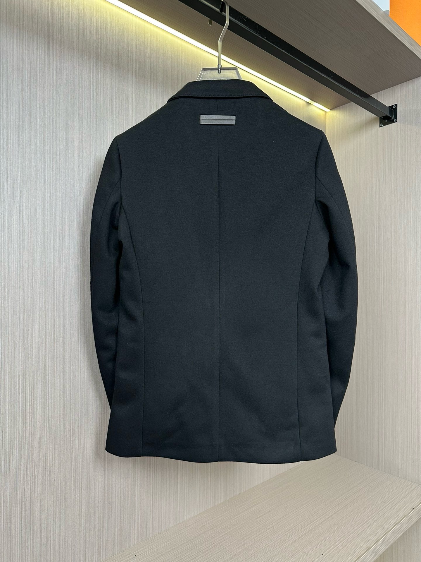 P920 Zegna Zegna Automne/Hiver 2024 Veste de costume décontractée Originaire d'Italie, la marque de luxe haut de gamme est surtout connue pour ses costumes superbement taillés au style sophistiqué qui ont fait de Zegna le favori de nombreux hommes prospères. Il associe l'artisanat traditionnel à l'ingéniosité moderne pour donner vie à l'art du vêtement masculin avec les tissus distinctifs et rêveurs de Zegna, qui sont doux, confortables et ont une brillance naturelle. Le tissu est infroissable et a un aspect drapé et élégant Conception à deux boutons utilisant des boutons en corne de première qualité contrôlés et sérigraphiés à la main Fond solide et résistant à l'usure avec une coupe incurvée Le haut du corps est extrêmement mince et a une élégance intellectuelle Conception simple et mince a un aspect très décontracté et confortable Dans l'ensemble, il est très confortable et naturel C'est le protagoniste de la garde-robe de chacun Taille : M-XXXL Porté jusqu'à 90 kilos