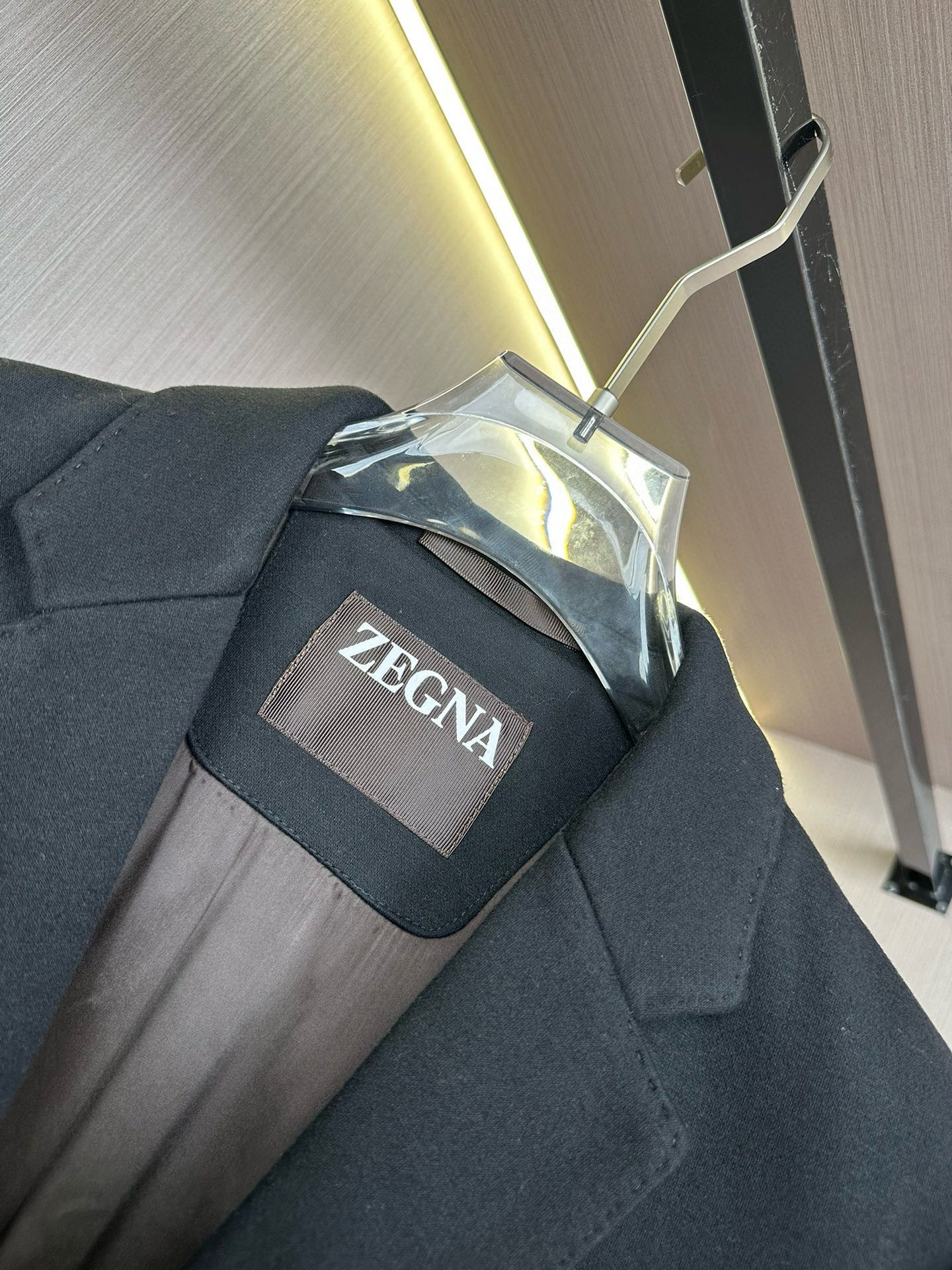 P920 Zegna Zegna Fall/Winter 2024 Casual Suit Suit Jacket from Italy's high-end luxury brand is best known for its superbly tailored suits with a sophisticated style that has endeared Zegna to many successful men He combines traditional craftsmanship with modern ingenuity to bring the art of men's wear to life with Zegna's distinctive dreamlike fabrics Selected from a bespoke wool blend that is lightweight, soft, comfortable, soft to the touch and has a natural sheen This fabric is wrinkle-resistant and looks drapey and elegant Two-button design using top quality horn buttons that are hand-selected, strong and hard-wearing Comfortable hand feel soft and have a natural luster of this fabric wrinkle effect is very good looks drape and elegant two-button design using top quality horn buttons after hand-screened strong wear under the bottom of the curved cut on the upper body looks extremely slim and has a sensible elegance of simple slim design looks very relaxed and cozy the overall very comfortable and natural is the protagonist of anyone's closet Size: M-XXXL Maximum wear 190 pounds