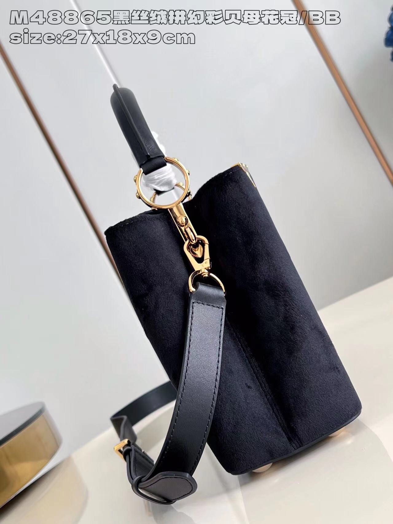 P2300 M48865 Velours noir avec couronne illusion de nacre/petit M11924 Ce mini sac Capucines est réalisé en cuir de vachette Taurillon et condense la silhouette classique du sac Capucines dans un format compact Motif floral Monclerogram sculpté en métal et en émail à l'extrémité des anses. Bandoulière pour le confort de l'épaule et du corps croisé 27x18x9cm (L x H x L)