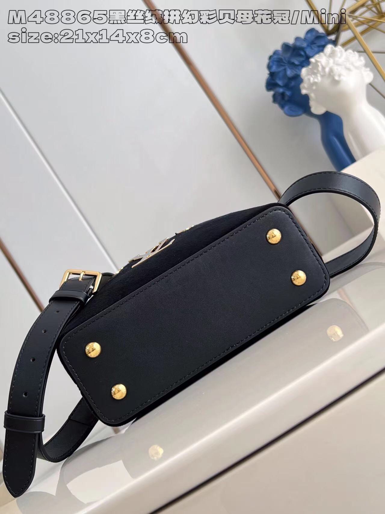 P2100 M48865 Velours noir et nacre couronne de fleurs/mini Capucines M11924 mini sac à main Importé de France en cuir de veau avec des accessoires en métal brillant, le rabat Capucines unique peut être inclus dans le sac pour afficher le monogramme ou déployé pour révéler le motif Monclerogram Flower size:21x14x8 cm