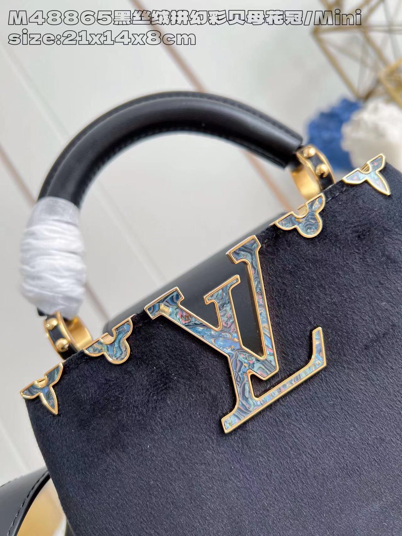 P2100 M48865 Velours noir et nacre couronne de fleurs/mini Capucines M11924 mini sac à main Importé de France en cuir de veau avec des accessoires en métal brillant, le rabat Capucines unique peut être inclus dans le sac pour afficher le monogramme ou déployé pour révéler le motif Monclerogram Flower size:21x14x8 cm