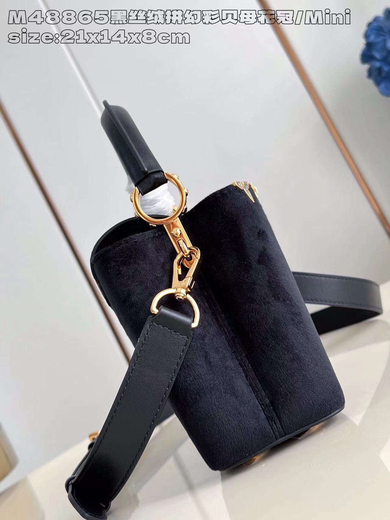 P2100 M48865 Velours noir et nacre couronne de fleurs/mini Capucines M11924 mini sac à main Importé de France en cuir de veau avec des accessoires en métal brillant, le rabat Capucines unique peut être inclus dans le sac pour afficher le monogramme ou déployé pour révéler le motif Monclerogram Flower size:21x14x8 cm