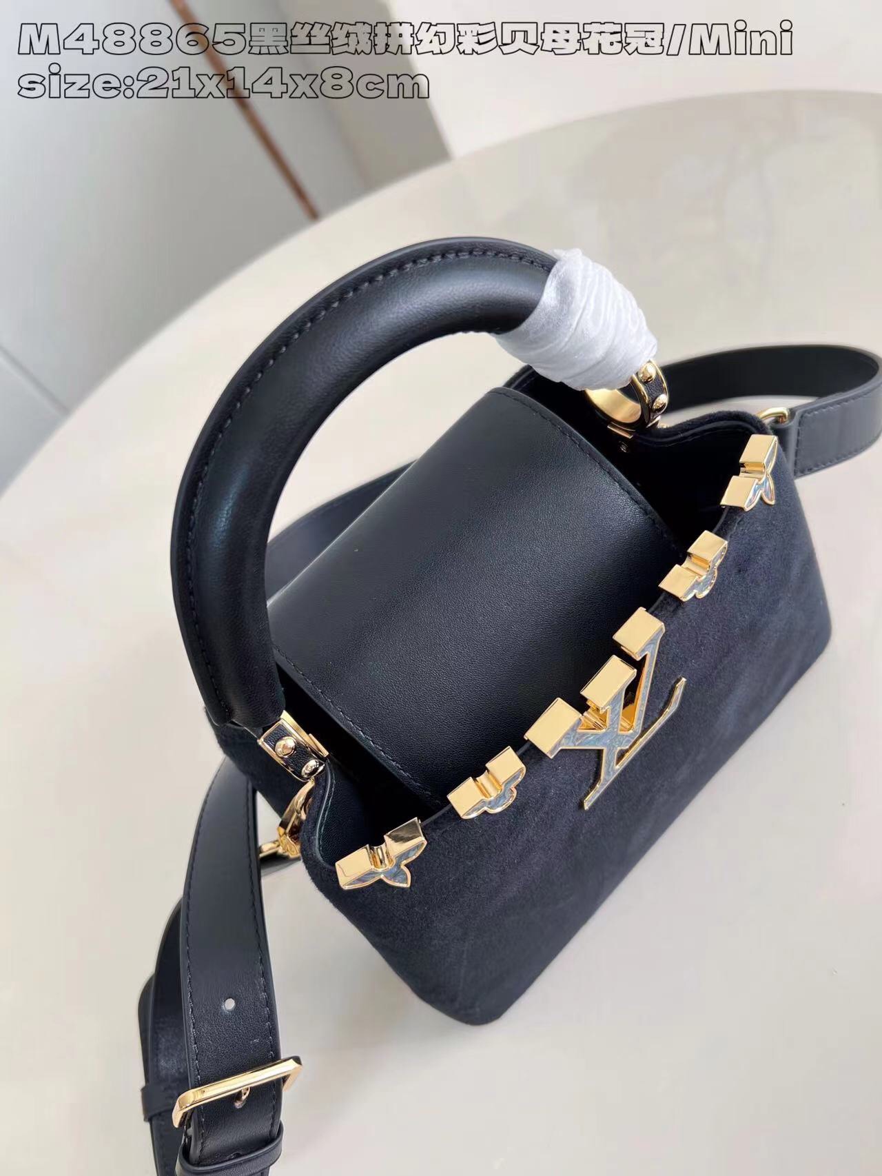 P2100 M48865 Velours noir et nacre couronne de fleurs/mini Capucines M11924 mini sac à main Importé de France en cuir de veau avec des accessoires en métal brillant, le rabat Capucines unique peut être inclus dans le sac pour afficher le monogramme ou déployé pour révéler le motif Monclerogram Flower size:21x14x8 cm