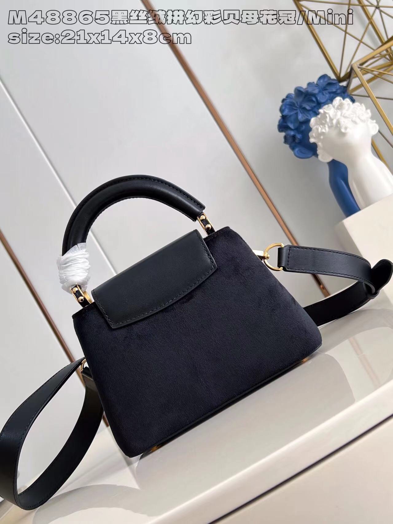 P2100 M48865 Velours noir et nacre couronne de fleurs/mini Capucines M11924 mini sac à main Importé de France en cuir de veau avec des accessoires en métal brillant, le rabat Capucines unique peut être inclus dans le sac pour afficher le monogramme ou déployé pour révéler le motif Monclerogram Flower size:21x14x8 cm