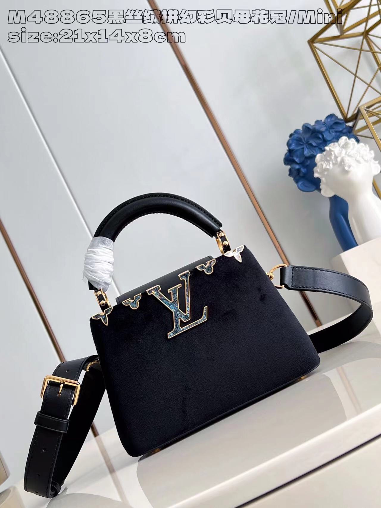 P2100 M48865 Velours noir et nacre couronne de fleurs/mini Capucines M11924 mini sac à main Importé de France en cuir de veau avec des accessoires en métal brillant, le rabat Capucines unique peut être inclus dans le sac pour afficher le monogramme ou déployé pour révéler le motif Monclerogram Flower size:21x14x8 cm