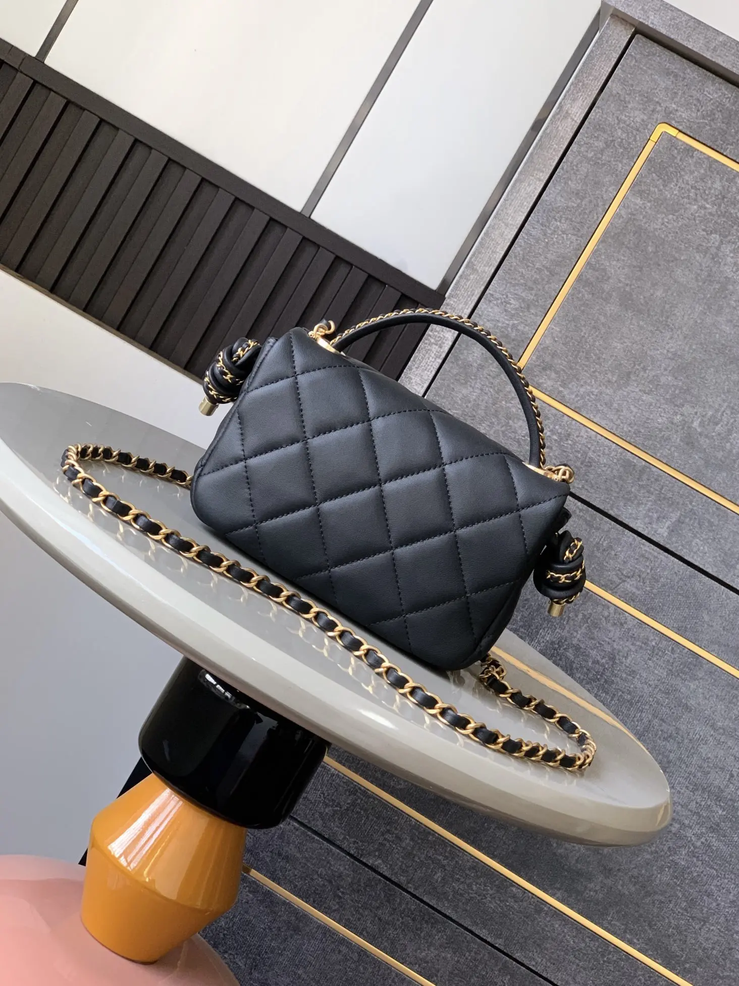 Chanel trumpet GJML 25C early spring collection cf woven rope knot tote bag lambskin with gold metal exquisite handle weaving design classic chain style simple but not simple modeling exquisite and elegant presents a noble sense of gold simply beautiful wow size: 10.5 x 18 x 7cm