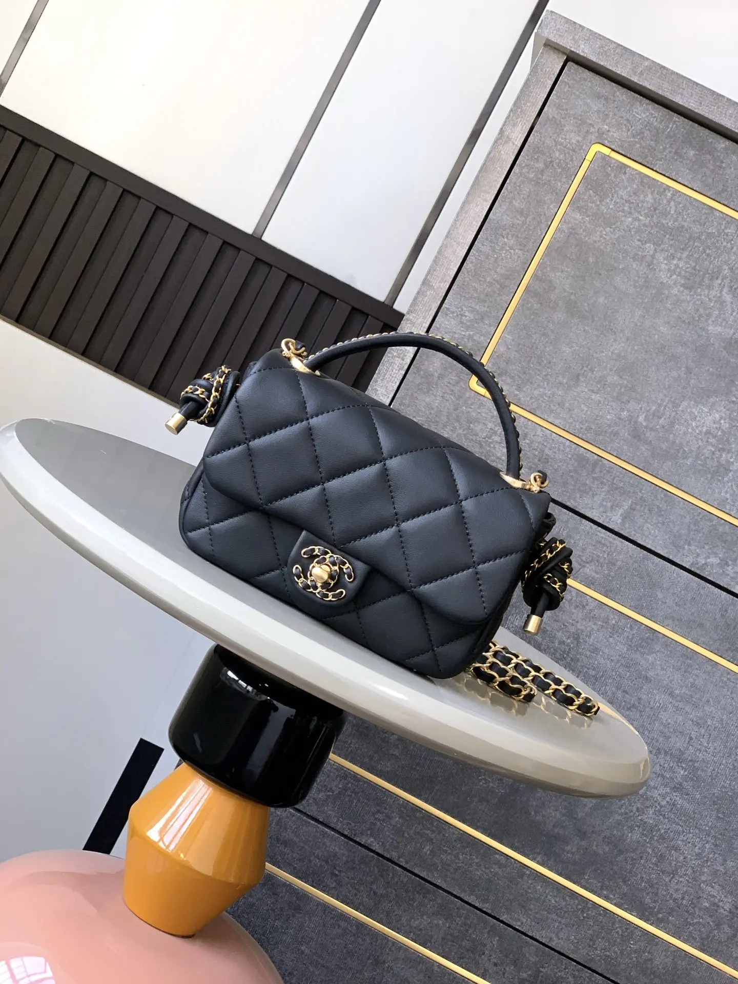 Chanel trumpet GJML 25C early spring collection cf woven rope knot tote bag lambskin with gold metal exquisite handle weaving design classic chain style simple but not simple modeling exquisite and elegant presents a noble sense of gold simply beautiful wow size: 10.5 x 18 x 7cm