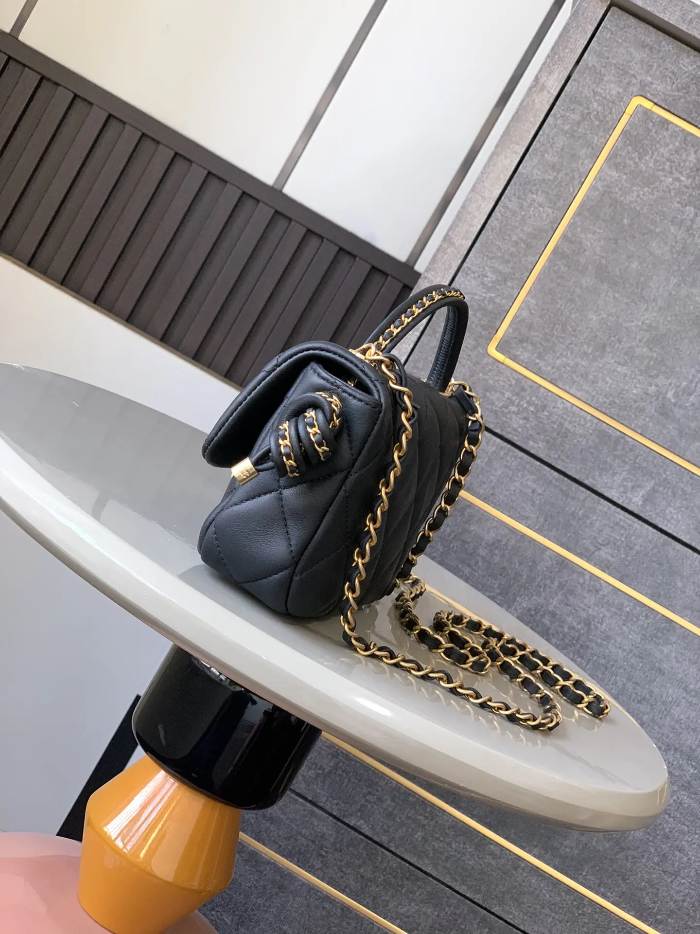 Chanel trumpet GJML 25C early spring collection cf woven rope knot tote bag lambskin with gold metal exquisite handle weaving design classic chain style simple but not simple modeling exquisite and elegant presents a noble sense of gold simply beautiful wow size: 10.5 x 18 x 7cm