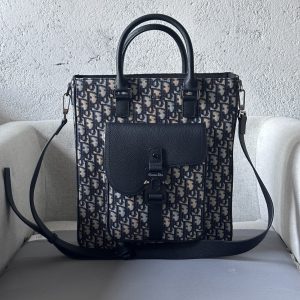 Pratique et élégant à la fois, ce sac selle est confectionné en tissus beige et noir imprimés Oblique, avec des détails en cuir de vache grainé dans la même teinte pour une touche de style, et orné du logo Dior. Il est doté d'un compartiment principal spacieux pour les affaires de tous les jours, et d'une poche frontale à rabat avec logo Christian Dior et fermoir en aluminium pour ranger un portefeuille, des clés, des écouteurs ou un téléphone portable afin d'en faciliter l'accès. Poignées en cuir sur le dessus et bandoulière réglable pour un portage à la main, à l'épaule ou en travers du corps.Corps principal : cuir de vachette en cotonTissu techniqueDoublure : tissu technologiqueCuir de vachetteCompartiment principal spacieuxModèle 2016Taille 33-36-13.5Compartiment intérieur pour ordinateur platPoche intérieure zippéePoche frontale à rabat avec logo CD Boucle en aluminium Poignée en cuir supérieureBandoulière en cuir réglable et amovible avec fermoir mousquetonPanneau avant décoré d'un revêtement métalliqueLogo Dior en alliage cuivreuxPanneau intérieur décoré du logo Dior en reliefSac à poussière intérieur191701160