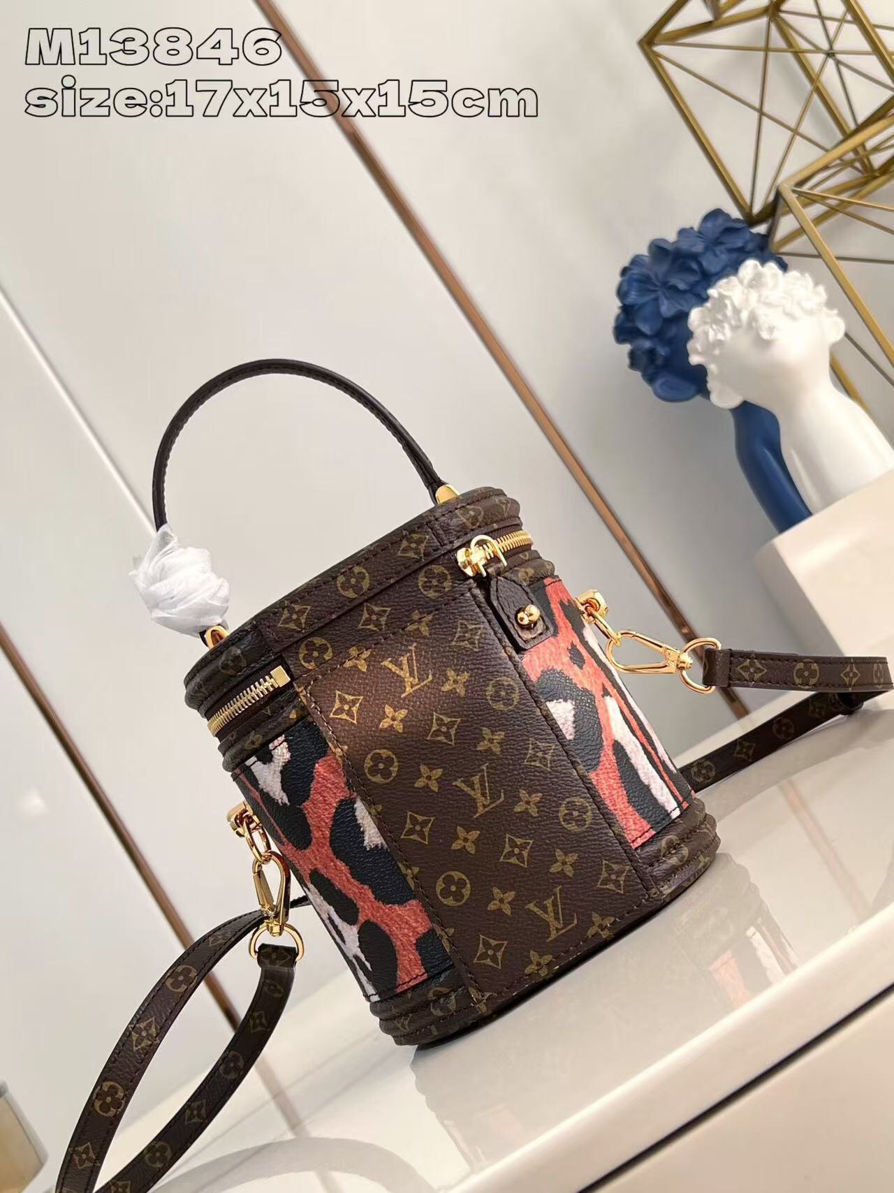 P1080 M13846 このカンヌバッグは、「LV アニマルズ」コレクションの一部である2025年クルーズコレクションのために、アーティスティック・ディレクターのニコラ・ジェスキエールがアイコニックな「カンヌ」を再解釈したものです。LVアニマルズ」2016年秋冬コレクションに登場するアイテムは、マナーハウスを象徴するモノグラムで縁取られたプリントキャンバスにレオパードのデザインにインスパイアされ、LVロックと様々な持ち方を可能にする取り外し可能なストラップ付き17 x 15 x 15 cm (H x W x L)-ハイファッションバッグ