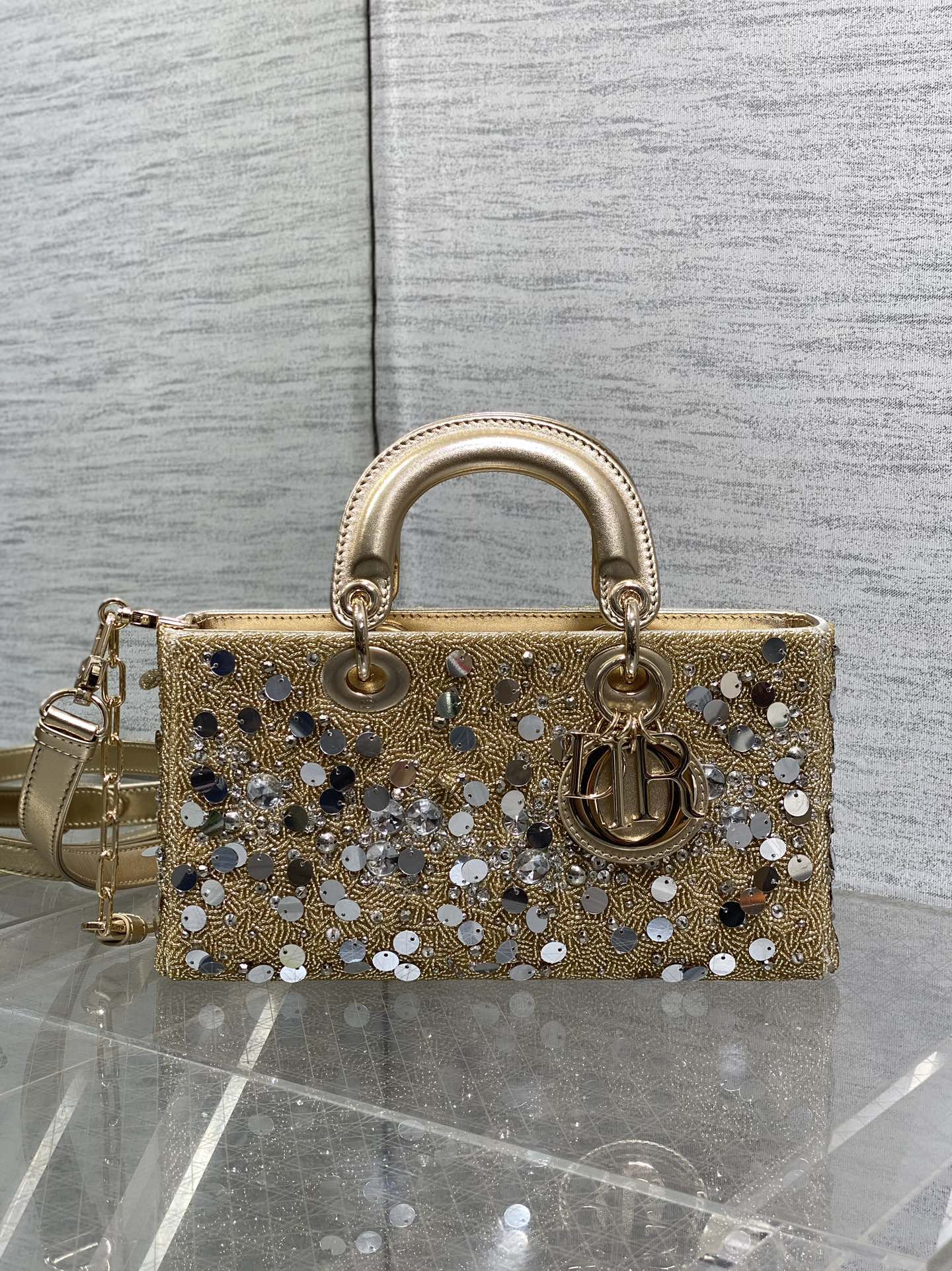 P3560Lady art limited edition heavy bead embroidery manpower a necessary horizontal small bag 😍 charming and elegant and full of gas field 💃🏻 crossbody hand carry is also a woman full of classic fashion style ins and many fashion icons are manually a beautiful bag do not miss oh ❤️size: 26cm