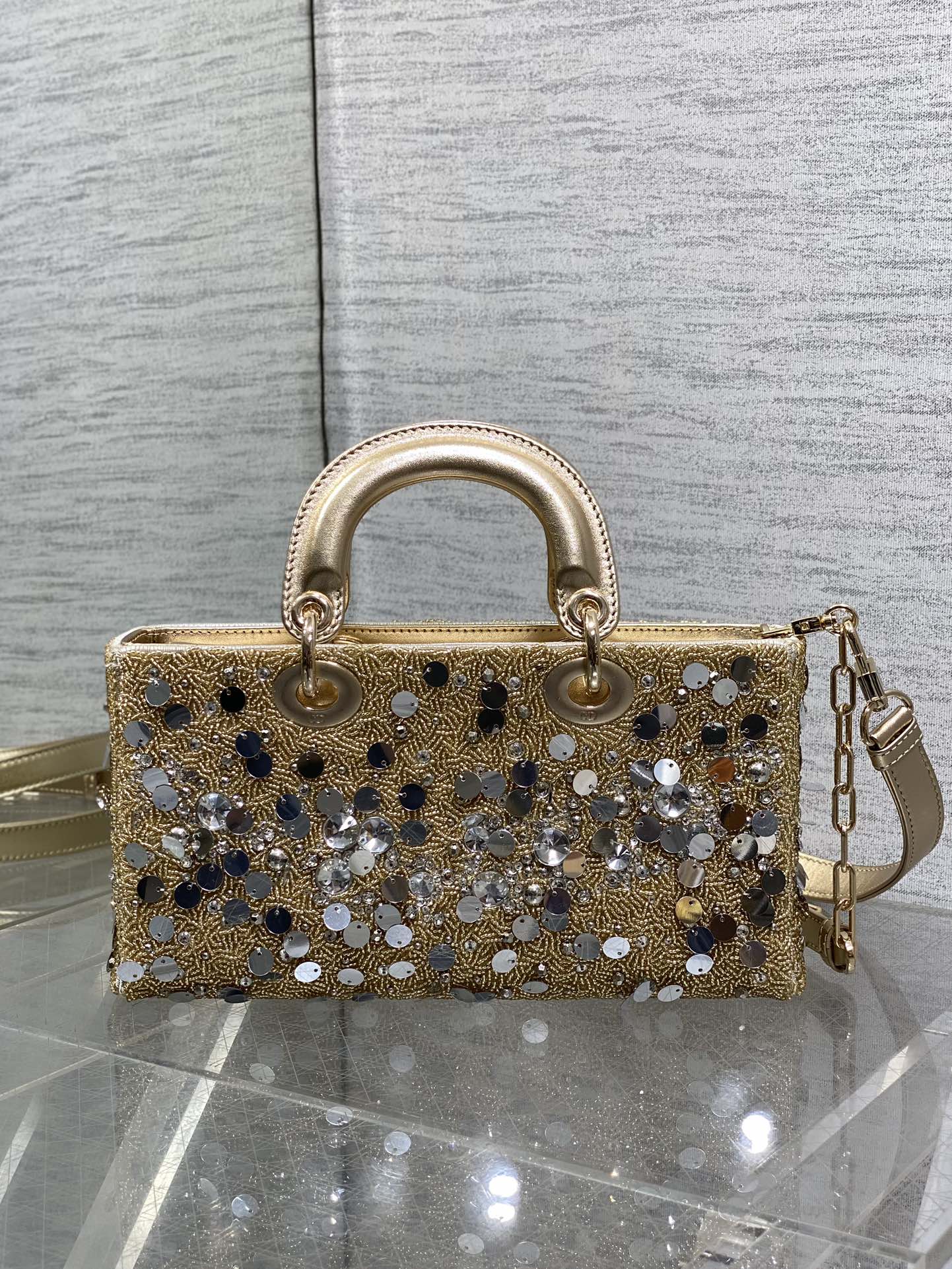 P3560Lady art limited edition heavy bead embroidery manpower a necessary horizontal small bag 😍 charming and elegant and full of gas field 💃🏻 crossbody hand carry is also a woman full of classic fashion style ins and many fashion icons are manually a beautiful bag do not miss oh ❤️size: 26cm