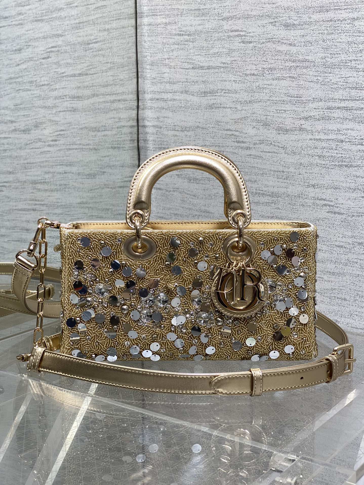 P3560Lady art limited edition heavy bead embroidery manpower a necessary horizontal small bag 😍 charming and elegant and full of gas field 💃🏻 crossbody hand carry is also a woman full of classic fashion style ins and many fashion icons are manually a beautiful bag do not miss oh ❤️size: 26cm