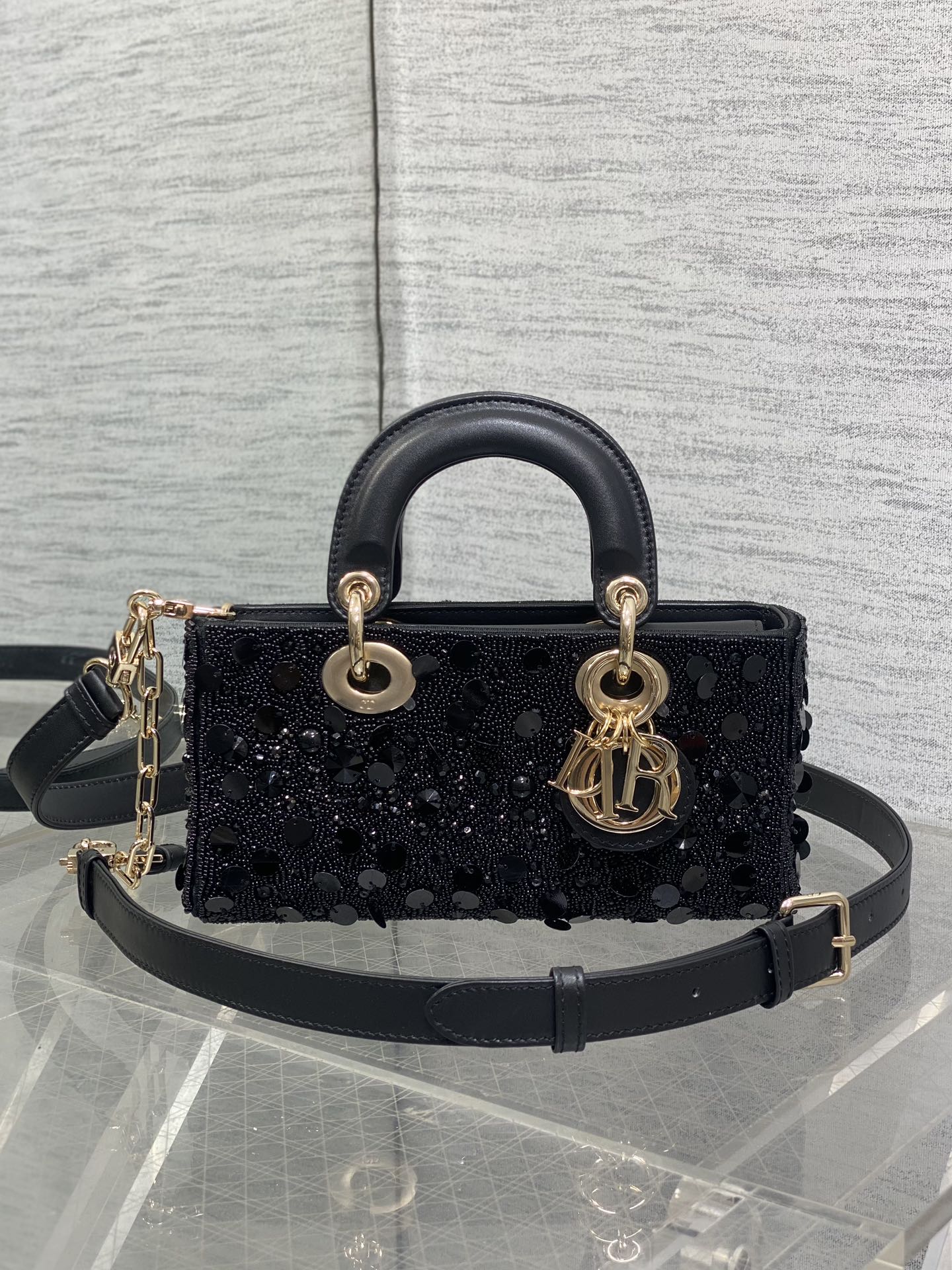 P3360Lady art limited edition heavy bead embroidery manpower a must-have horizontal small bag 😍 charming and elegant and full of gas field 💃🏻 crossbody hand carry is also feminine classic fashion style ins and many fashion icons are manually a beautiful bag do not miss oh ❤️size: 22cm-high-fashion bag