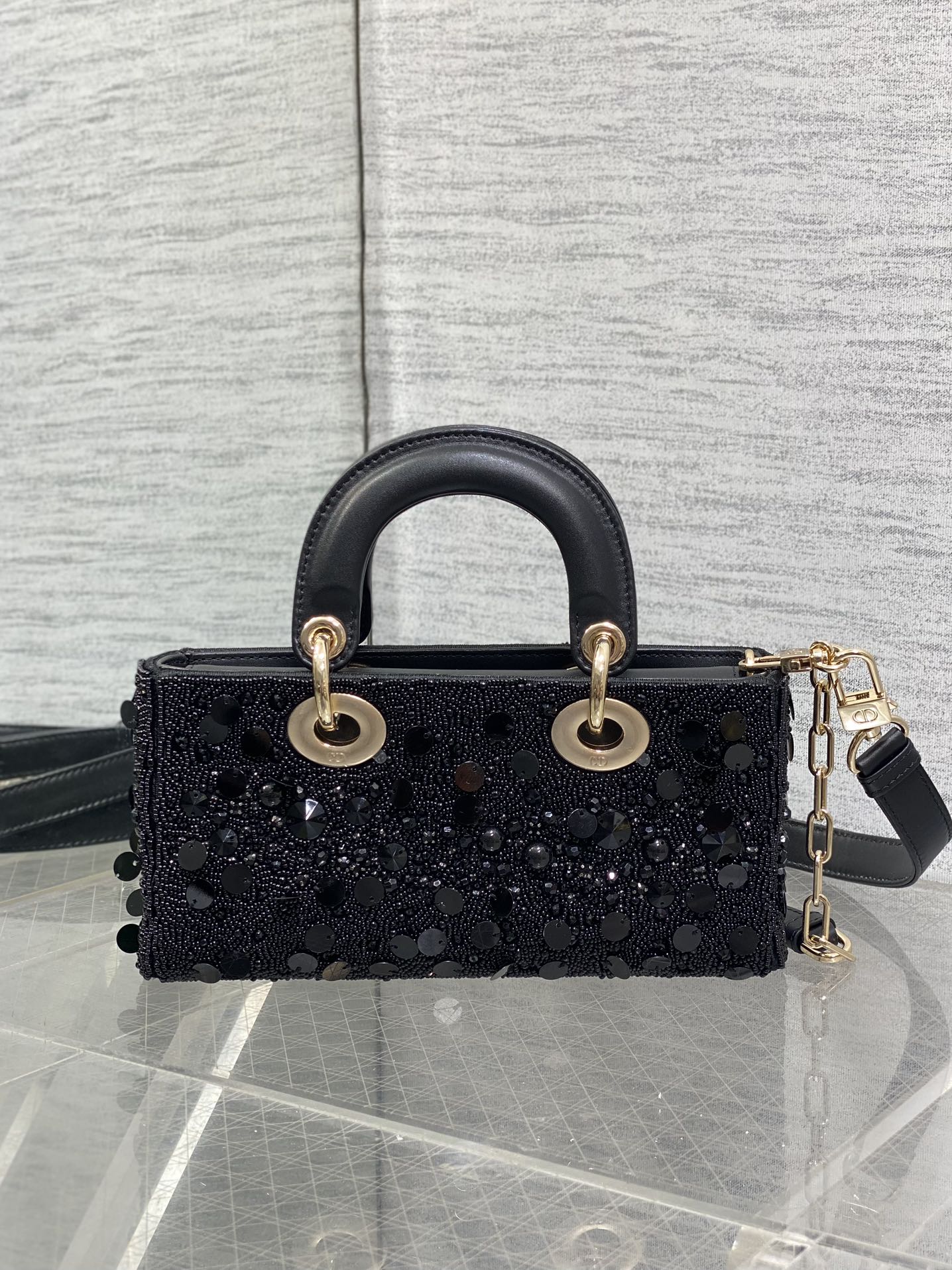 P3360Lady art limited edition heavy bead embroidery manpower a must-have horizontal small bag 😍 charming and elegant and full of air 💃🏻 crossbody hand carry is also feminine classic fashion style ins and many fashion icons are manually a beautiful bag don't miss oh ❤️size : 22cm-high-fashion bag