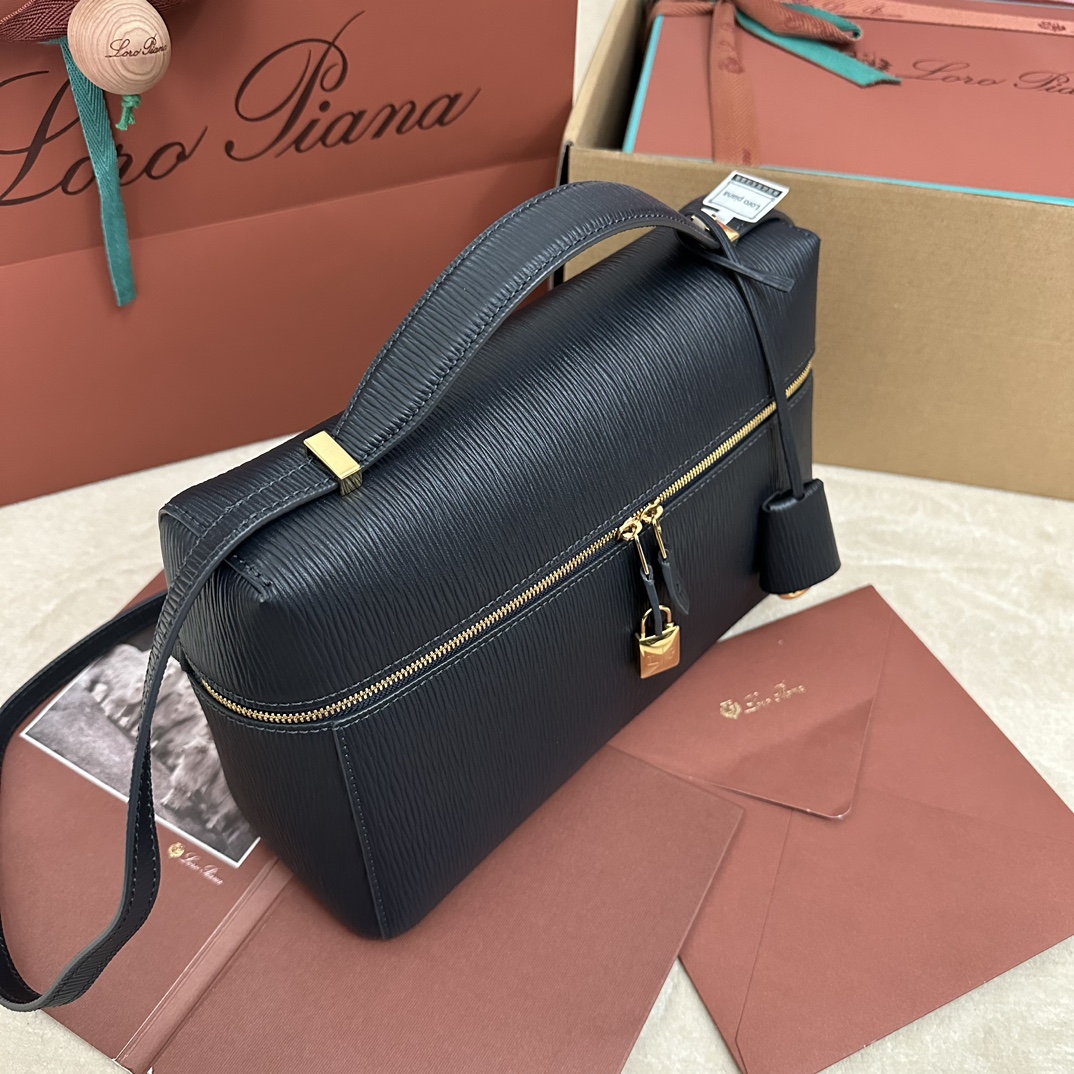 图片[3]-P1500
Loro piana 秋冬
Extra bag 升级版本 L27 深蓝色水波纹
对版原厂进口牛皮 特级纯钢五金 内里对版反绒牛皮
完美复刻细节秒杀市面通货
尺寸：27✖️16✖️10 CM-高仿包包