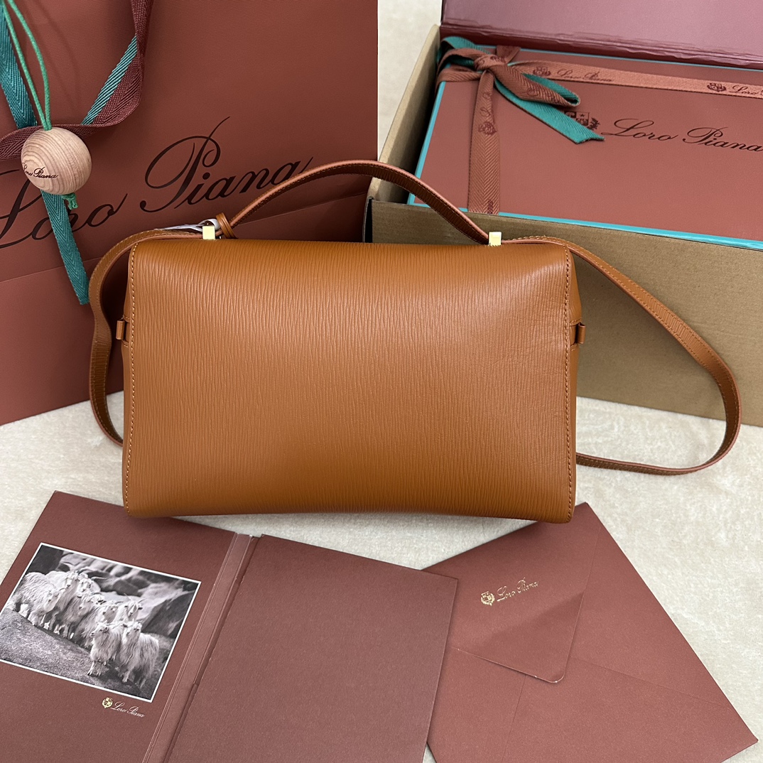 图片[2]-P1500
Loro piana 秋冬
Extra bag 升级版本 L27 棕色水波纹
对版原厂进口牛皮 特级纯钢五金 内里对版反绒牛皮
完美复刻细节秒杀市面通货
尺寸：27✖️16✖️10 CM-高仿包包