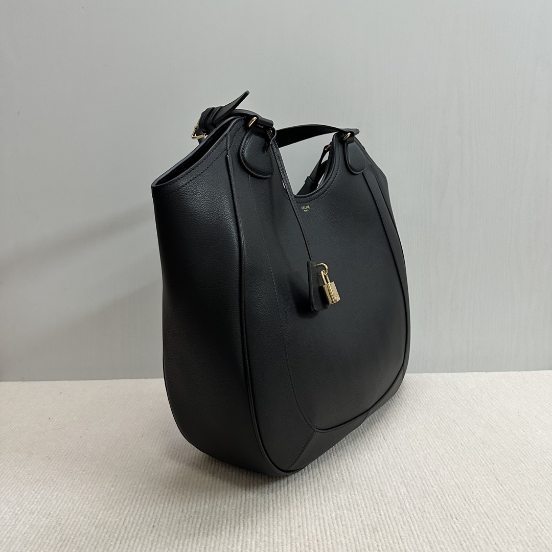 사진 [3]-P2200 셀린 알리셀린 호보 핸드백 👜셀린 그랑 클래식 백 🉐 드디어 자신 만의 빅 호보 ~ 클래식 바스켓 디자인 스타일 다른 스타일의 가방 유형에 비해 상대적으로 레트로 시크한 느낌을 사람들에게 가져다줍니다. 대체하기 어려운 ~ 모든 디테일이 독보적인 세련미와 고급스러움으로 해석된 ... ... 넓은 내부 공간 디자인 넉넉하고 캐주얼 할뿐만 아니라 실용적인 롱핸들 숄더 스트랩 디자인 가을, 겨울 옷에 꼭 필요한 캐주얼! 코트나 점퍼 등 원하는 스타일에 캐주얼하게 매치해도 좋습니다! 모델 번호: 119353색상: 블랙(가방이 너무 커서 포장과 일치하지 않음)사이즈: 36x12x33cm-하이패션 가방