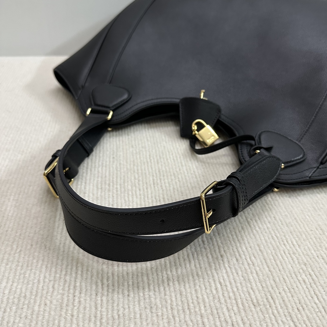 P2200 CELINE AliCELINE Sac hobo 👜CELINE grands classiques sac 🉐 Enfin, un grand hobo de son propre !Le style de conception de panier classique apporte aux gens le genre de sentiment rétro chic par rapport à d'autres styles de type de sac est relativement difficile à remplacer ~ chaque détail est interprété dans un sens inégalé de la sophistication et de l'ancienneté ... ... Conception large espace interne Non seulement généreux et décontracté, mais aussi pratique longue bandoulière à la main conception avec l'automne et l'hiver décontracté porter must-have !Casuellement avec un manteau ou un pull et d'autres styles que vous aimez sont ok !Numéro de modèle : 119353Couleur : noir (ce sac est trop grand pour correspondre à l'emballage)Taille : 36x12x33cm