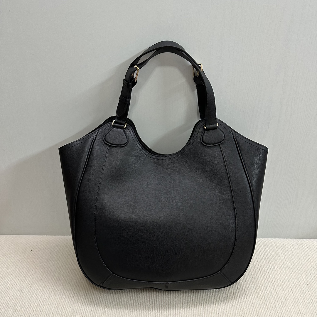 P2200 CELINE AliCELINE Sac hobo 👜CELINE grands classiques sac 🉐 Enfin, un grand hobo de son propre !Le style de conception de panier classique apporte aux gens le genre de sentiment rétro chic par rapport à d'autres styles de type de sac est relativement difficile à remplacer ~ chaque détail est interprété dans un sens inégalé de la sophistication et de l'ancienneté ... ... Conception large espace interne Non seulement généreux et décontracté, mais aussi pratique longue bandoulière à la main conception avec l'automne et l'hiver décontracté porter must-have !Casuellement avec un manteau ou un pull et d'autres styles que vous aimez sont ok !Numéro de modèle : 119353Couleur : noir (ce sac est trop grand pour correspondre à l'emballage)Taille : 36x12x33cm