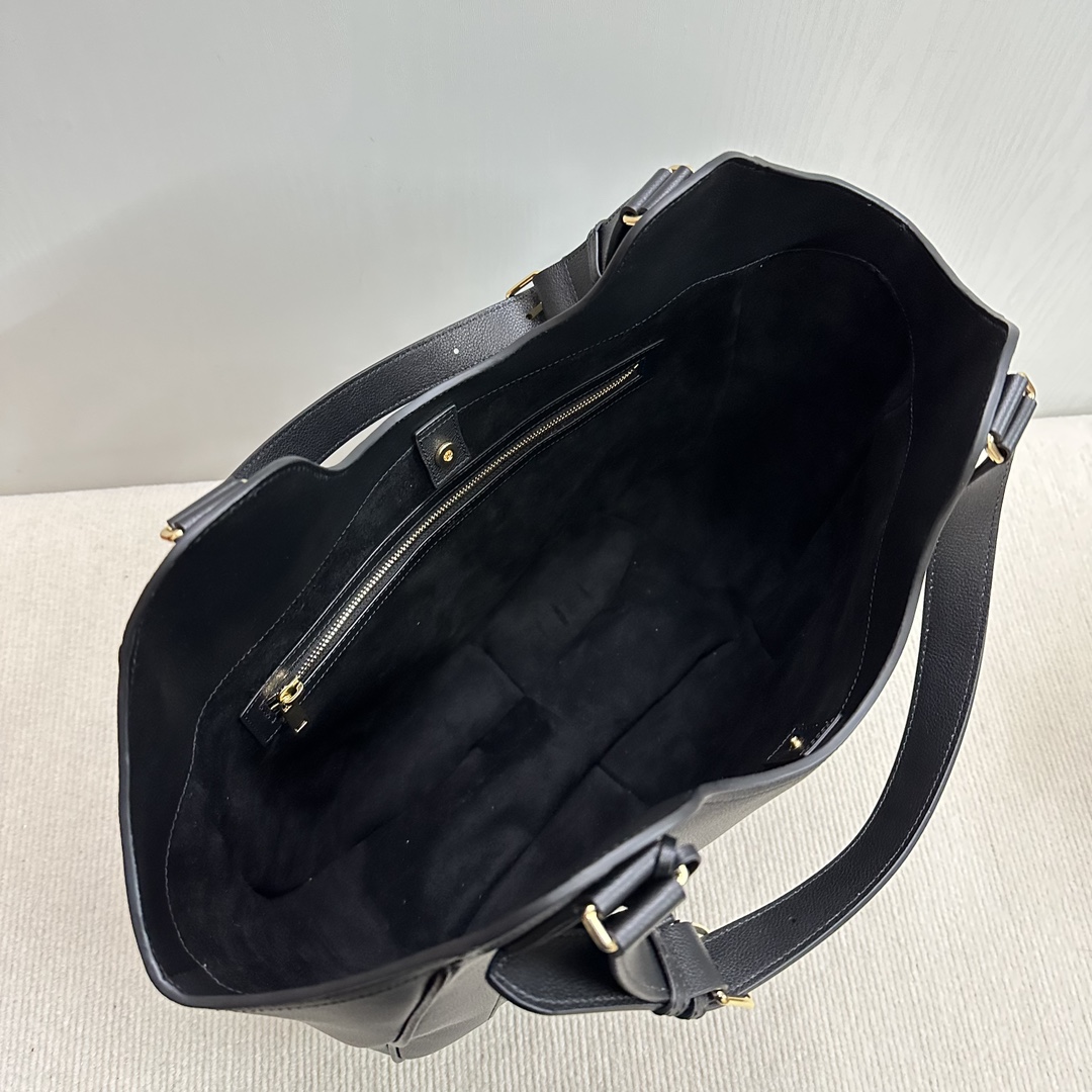 P2200 CELINE AliCELINE Sac hobo 👜CELINE grands classiques sac 🉐 Enfin, un grand hobo de son propre !Le style de conception de panier classique apporte aux gens le genre de sentiment rétro chic par rapport à d'autres styles de type de sac est relativement difficile à remplacer ~ chaque détail est interprété dans un sens inégalé de la sophistication et de l'ancienneté ... ... Conception large espace interne Non seulement généreux et décontracté, mais aussi pratique longue bandoulière à la main conception avec l'automne et l'hiver décontracté porter must-have !Casuellement avec un manteau ou un pull et d'autres styles que vous aimez sont ok !Numéro de modèle : 119353Couleur : noir (ce sac est trop grand pour correspondre à l'emballage)Taille : 36x12x33cm