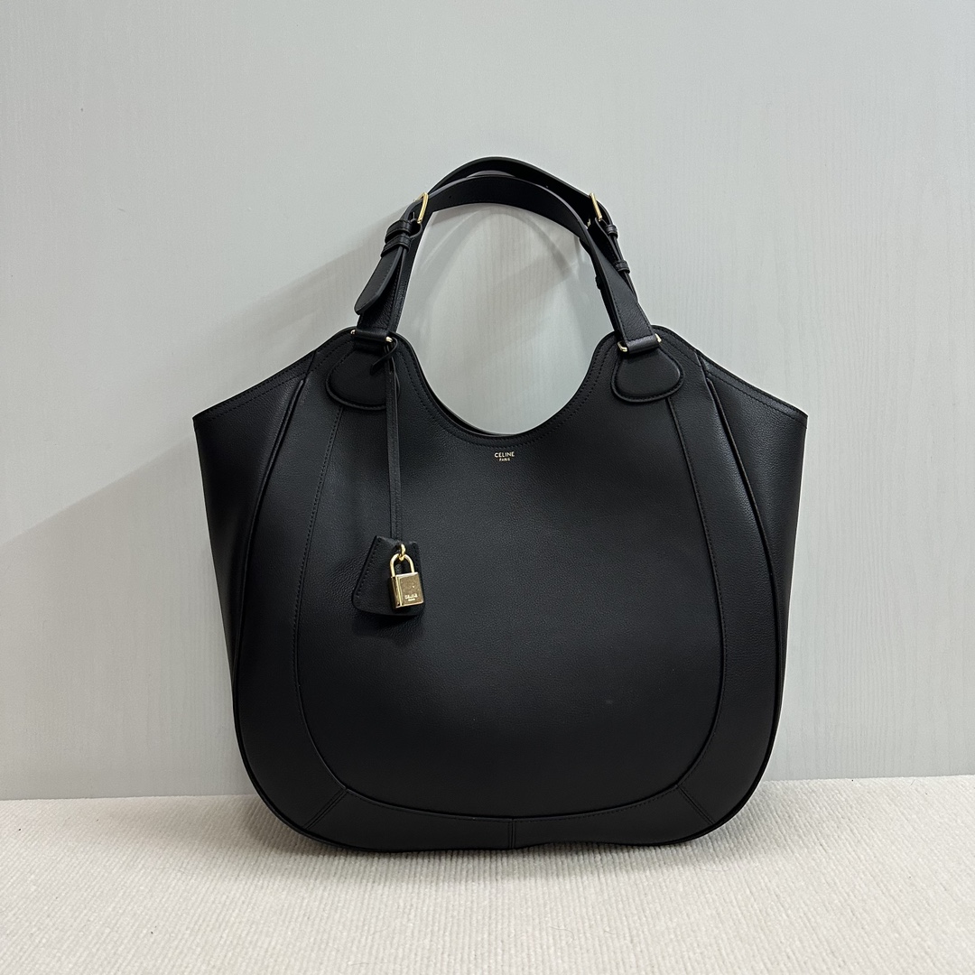 P2200 CELINE AliCELINE Sac hobo 👜CELINE grands classiques sac 🉐 Enfin, un grand hobo de son propre !Le style de conception de panier classique apporte aux gens le genre de sentiment rétro chic par rapport à d'autres styles de type de sac est relativement difficile à remplacer ~ chaque détail est interprété dans un sens inégalé de la sophistication et de l'ancienneté ... ... Conception large espace interne Non seulement généreux et décontracté, mais aussi pratique longue bandoulière à la main conception avec l'automne et l'hiver décontracté porter must-have !Casuellement avec un manteau ou un pull et d'autres styles que vous aimez sont ok !Numéro de modèle : 119353Couleur : noir (ce sac est trop grand pour correspondre à l'emballage)Taille : 36x12x33cm