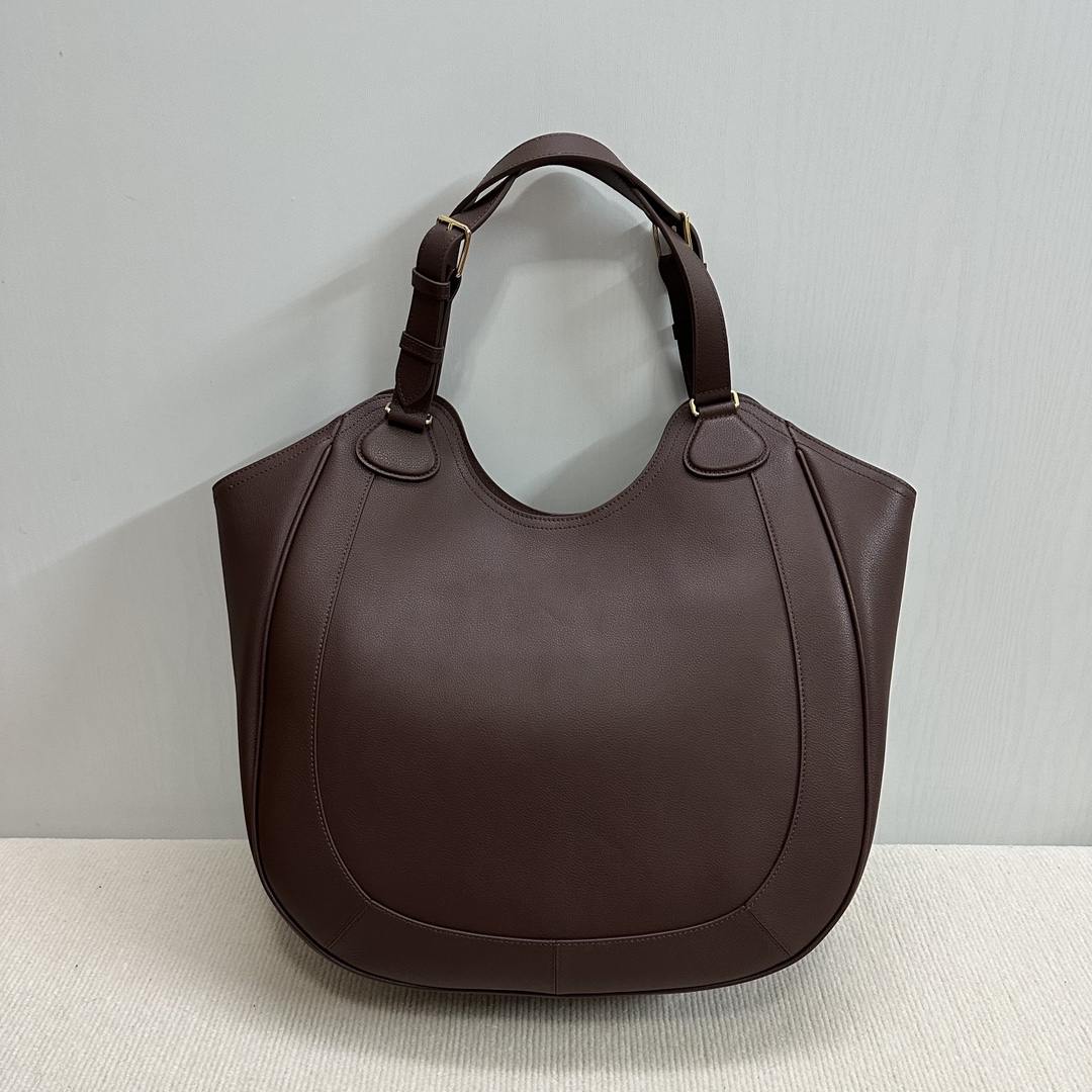 P2200 셀린 알리셀린 호보 백 👜👜셀린 그랑 클래식 백 🉐 드디어, 빅 호보백이 등장했습니다!다른 스타일의 가방에 비해 상대적으로 대체하기 어려운 레트로 시크한 느낌을 주는 클래식한 바스켓 디자인 스타일~ 디테일 하나하나가 독보적인 세련미와 고급스러움으로 해석된 ... 넓은 내부 공간 디자인 넉넉하고 캐주얼할 뿐만 아니라 실용적인 롱 숄더 스트랩 디자인으로 캐주얼 가을, 겨울 웨어 필수템!코트나 점퍼 등 원하는 스타일에 캐주얼하게 매치해도 좋습니다!모델 번호: 119353색상: 와인 레드 (이 가방은 포장이 없는 너무 큰 사이즈입니다)사이즈: 36x12x33cm