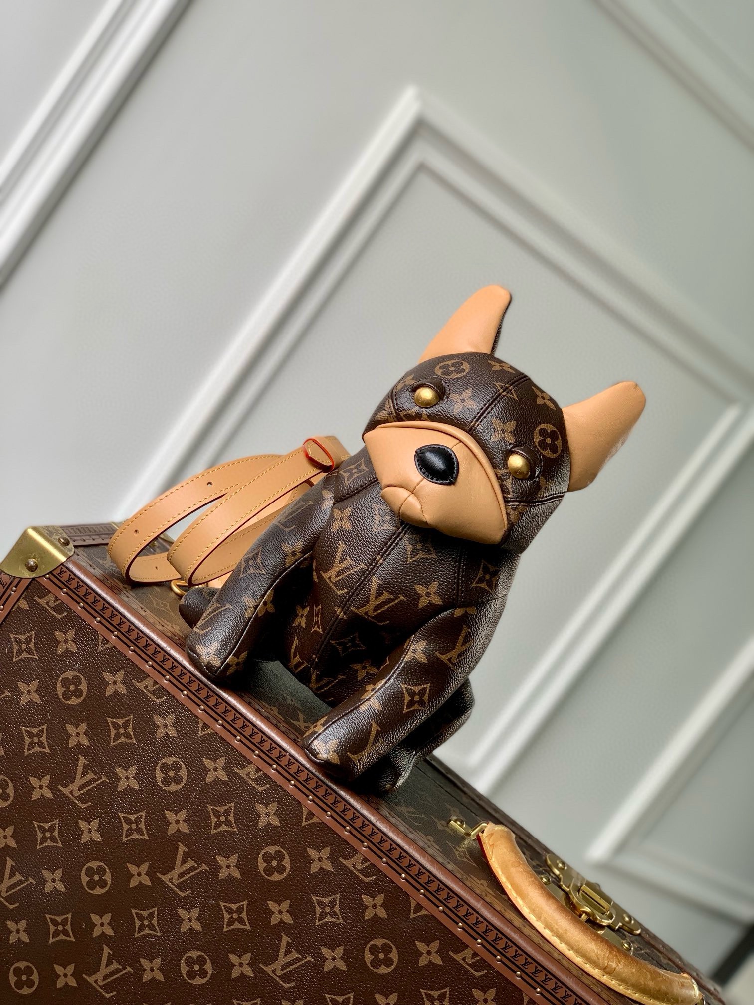 P2160 LV M12617 This Pooch Bag features a sleek silhouette that encapsulates Louis Vuitton's classic design elementsMonclerogram canvas body with distressed leather top handles, handle fasteners and an adjustable shoulder strap for a comfortable handheld and crossbody experienceLouis Vuitton Lovers' name brand highlights the creative ingenuity of Pharrell WilliamsDimensions. :29x19x18CM