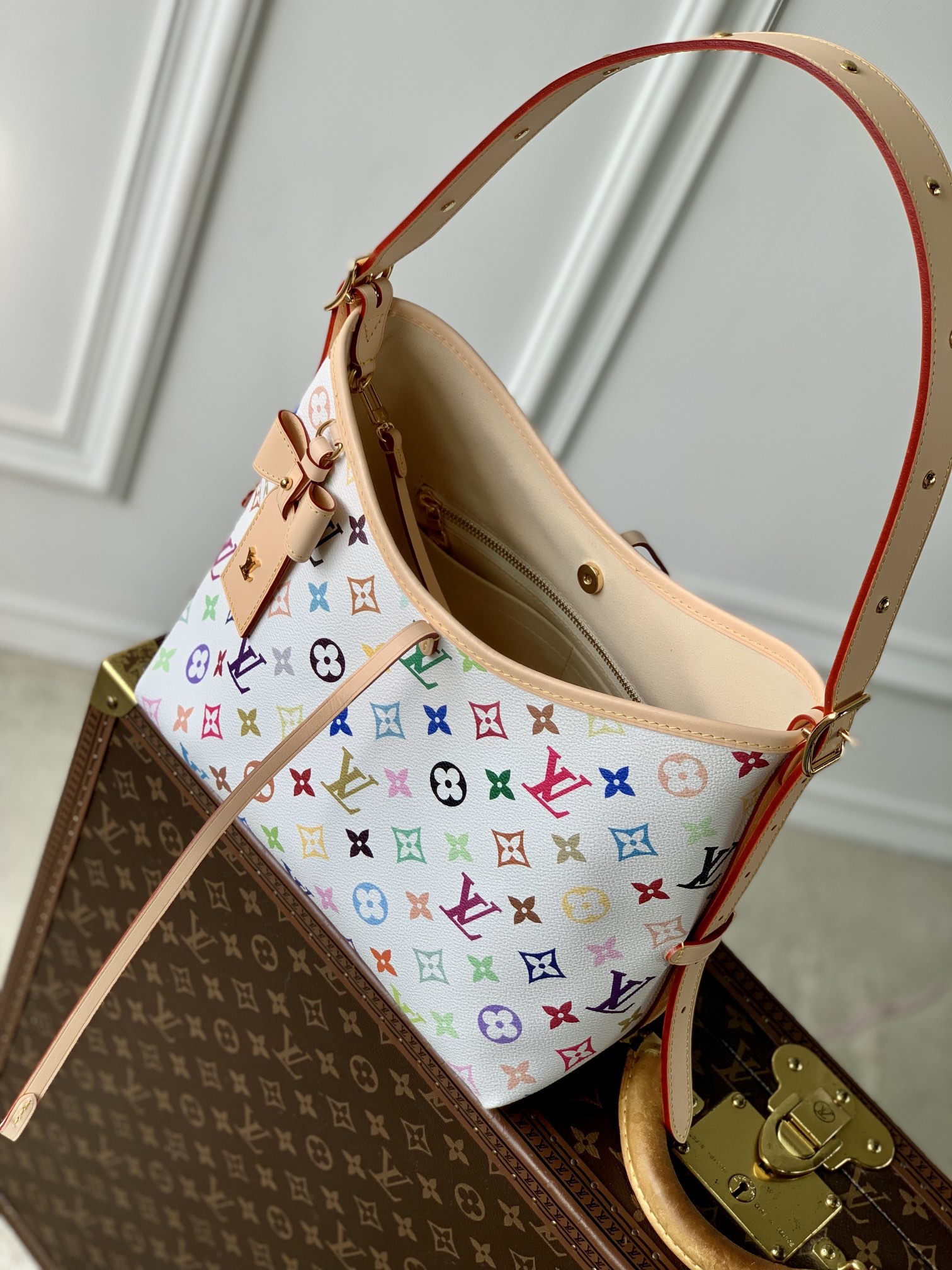 图片[9]-P1900 M13661 LV 
      2025村上隆联名CarryAll 小号手袋采用三十三彩帆布和皮革饰边成就都市生活的贴身良伴充裕构型设有齐整内层大号内袋再添功能元素可拆卸的三十三彩帆布拉链袋通过皮革带固定
24 x 12 x 29 厘米
(高 x 宽 x 长度)-高仿包包