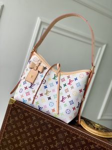 P1900 M13661 LV 
      2025村上隆联名CarryAll 小号手袋采用三十三彩帆布和皮革饰边成就都市生活的贴身良伴充裕构型设有齐整内层大号内袋再添功能元素可拆卸的三十三彩帆布拉链袋通过皮革带固定
24 x 12 x 29 厘米
(高 x 宽 x 长度)-高仿包包