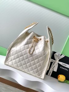 25c牛皮嘻哈包
香奈儿 chanel hobo 腋下包 嬉皮腋下包大号
复古金币纽扣抽绳水桶包+菱格纹+复古黑金
经典链条设计高级感十足！日常出行必备外观精美质感细腻无论休闲装还是正式场合都能轻松驾驭
款号AS5311
尺寸40-30-15-高仿包包