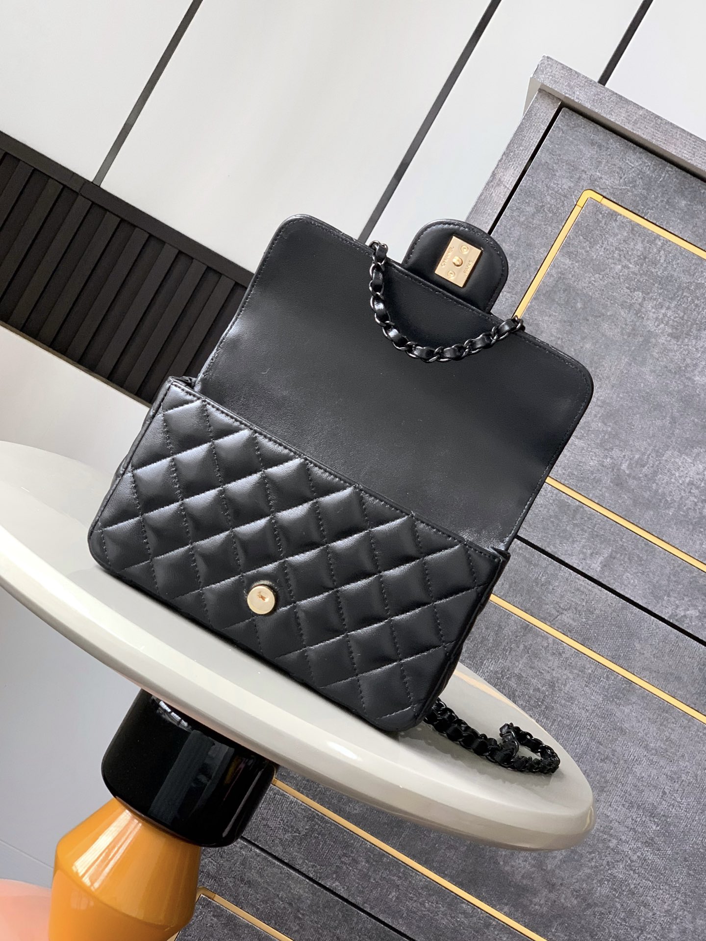 Mini bolsa Chanel Mimi com aba e alça! Saco com aba em pele de borrego e metal lacado brilhante25C Resort Collection14 modelos inspirados no mundo subaquático de sonhoInterpretação inovadora dos símbolos de estilo da marca25C Pure ColoursGirls are now onlineEste saco feminino de cores sólidas da primavera é demasiado bom para ser verdadeCouro e metal lacado brilhante em verde claroRosa claroBranco leite4 coresCouro de borrego e metal lacado brilhanteMiniTamanho: 12,5x 20x 6(cm) Grande: 23cm-Bolsas topo de gama