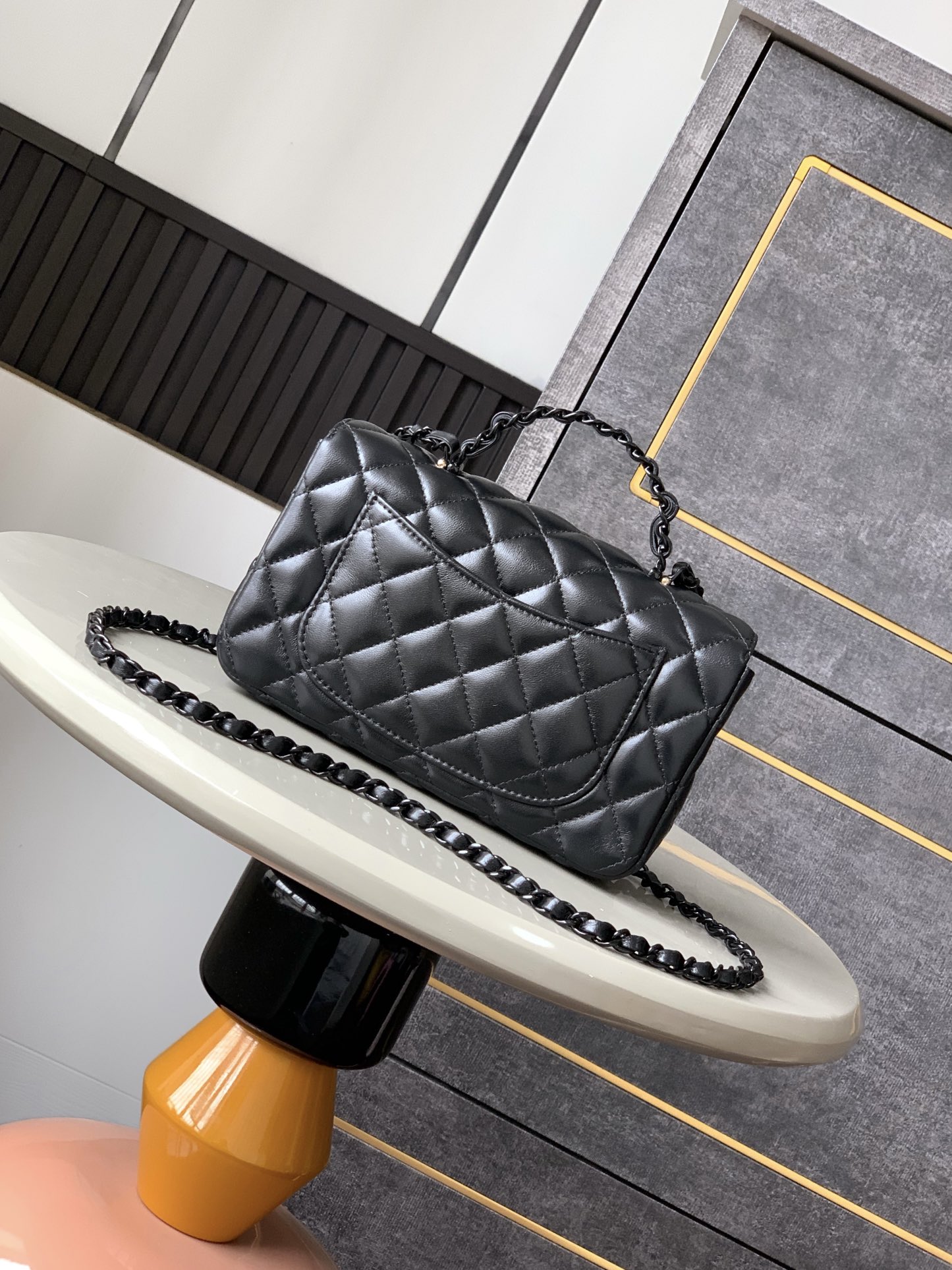 Mini bolsa Chanel Mimi com aba e alça! Saco com aba em pele de borrego e metal lacado brilhante25C Resort Collection14 modelos inspirados no mundo subaquático de sonhoInterpretação inovadora dos símbolos de estilo da marca25C Pure ColoursGirls are now onlineEste saco feminino de cores sólidas da primavera é demasiado bom para ser verdadeCouro e metal lacado brilhante em verde claroRosa claroBranco leite4 coresCouro de borrego e metal lacado brilhanteMiniTamanho: 12,5x 20x 6(cm) Grande: 23cm-Bolsas topo de gama